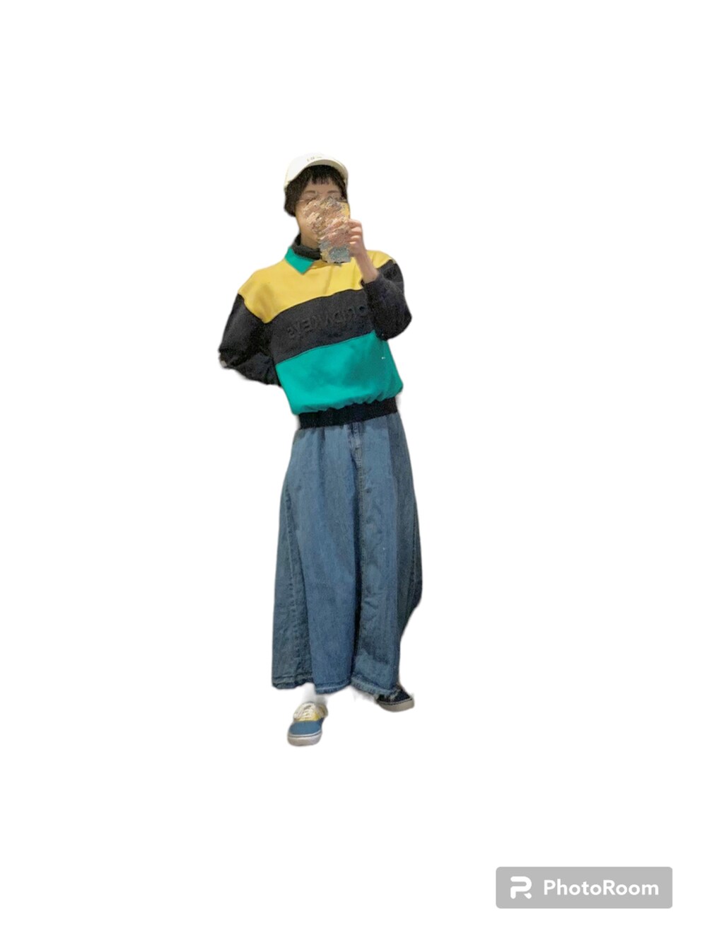 ブルー系のデニムスカート、イエロー系のスニーカー、その他のスウェットを着用したレディースの冬コーディネートの2枚目の写真