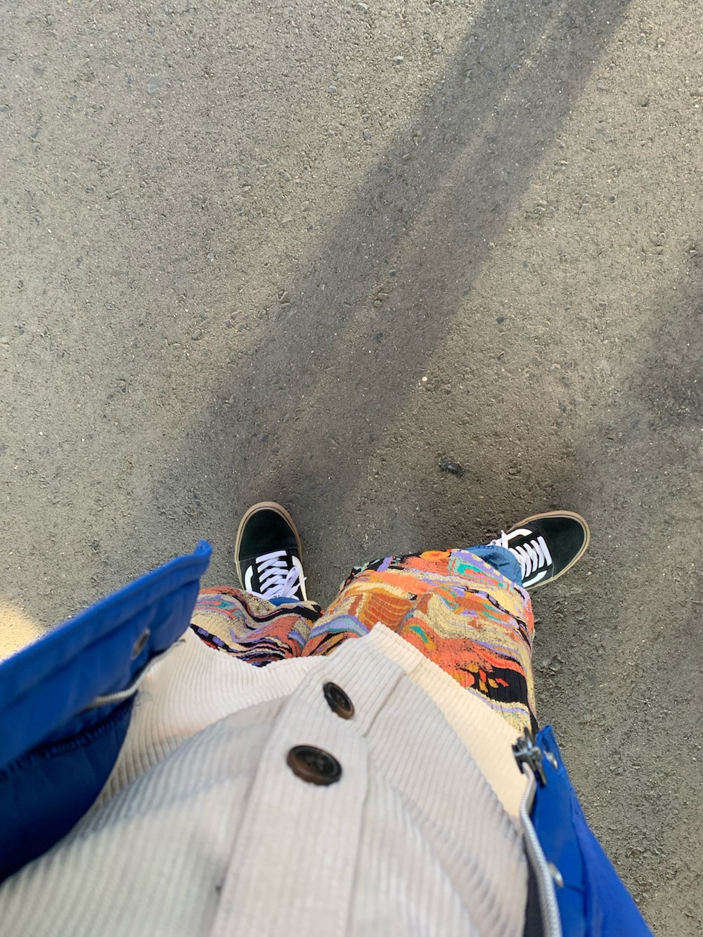 ブラック系のスニーカー、その他のその他パンツ、ホワイト系のシャツ/ブラウスを着用したレディースの冬コーディネートの2枚目の写真