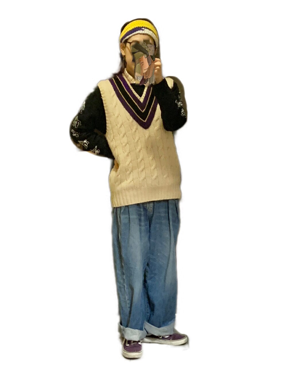 パープル系のスニーカー、ブルー系のデニムパンツ、その他のベストを着用したレディースの冬コーディネートの2枚目の写真