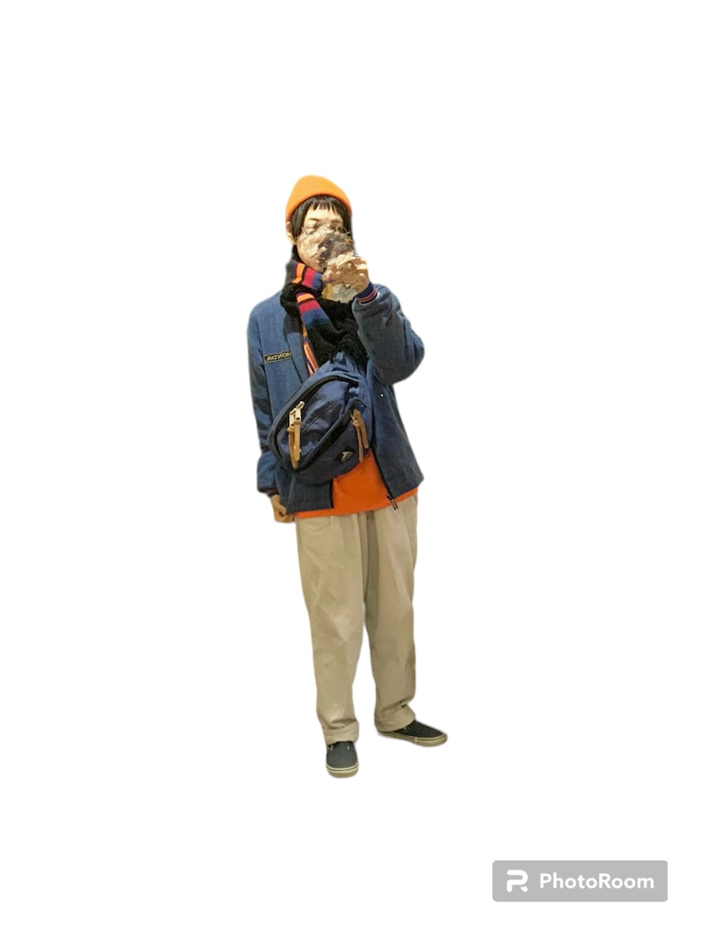 オレンジ系のスウェット、ホワイト系のパンツ、ブルー系のスリッポンを着用したレディースの春コーディネートの2枚目の写真