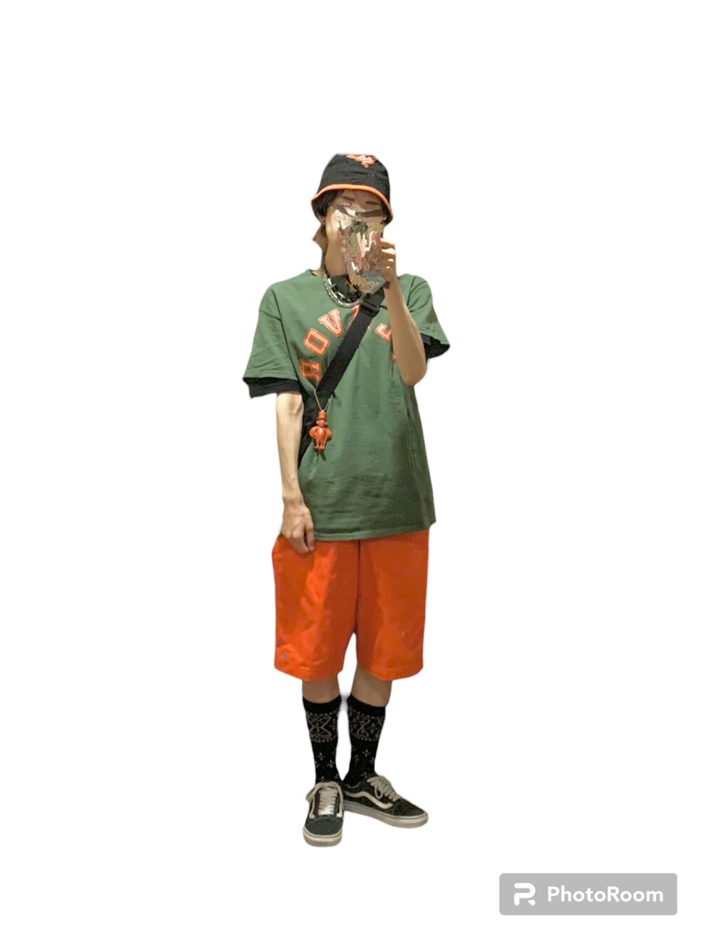 オレンジ系のその他パンツ、ブラック系のショルダーバッグ、ブラック系のスニーカーを着用したレディースの夏コーディネートの2枚目の写真