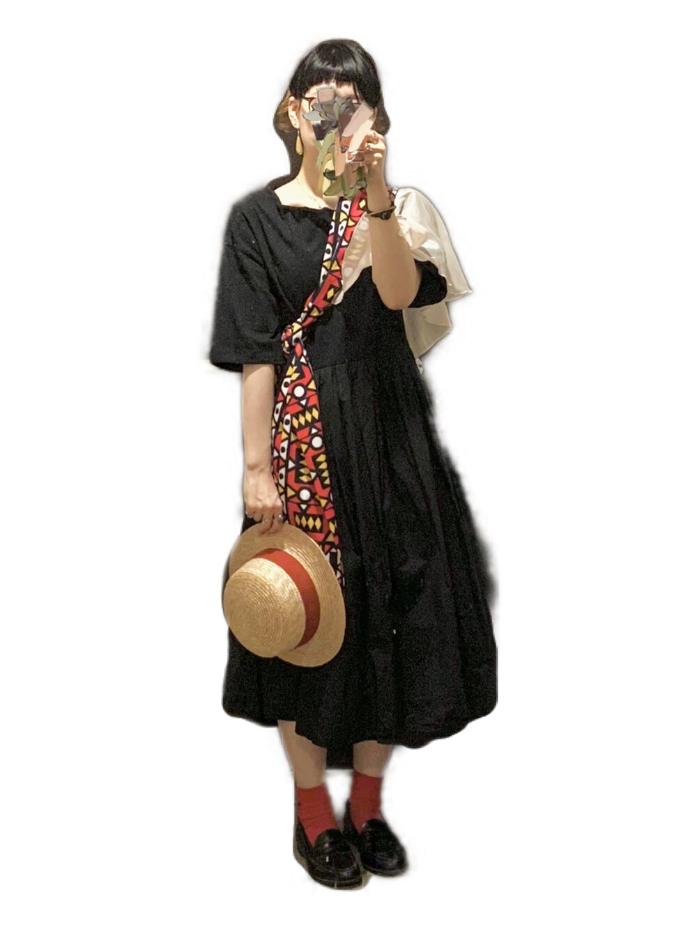 その他のトップス、ブラック系のワンピース、ブラック系のローファーを着用したレディースの秋コーディネートの2枚目の写真