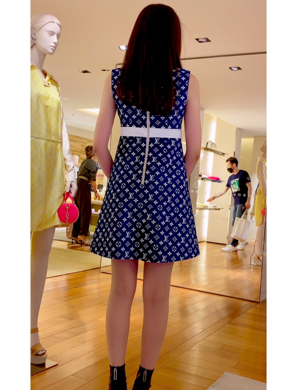 「お嬢様風、バービー、青×白、ハイブランド」｜「LOUIS VUITTONのアイテム（ワンピース、ブルー系）」を使った、taekoさん（レディース・169cm）の夏コーディネートの2枚目の写真