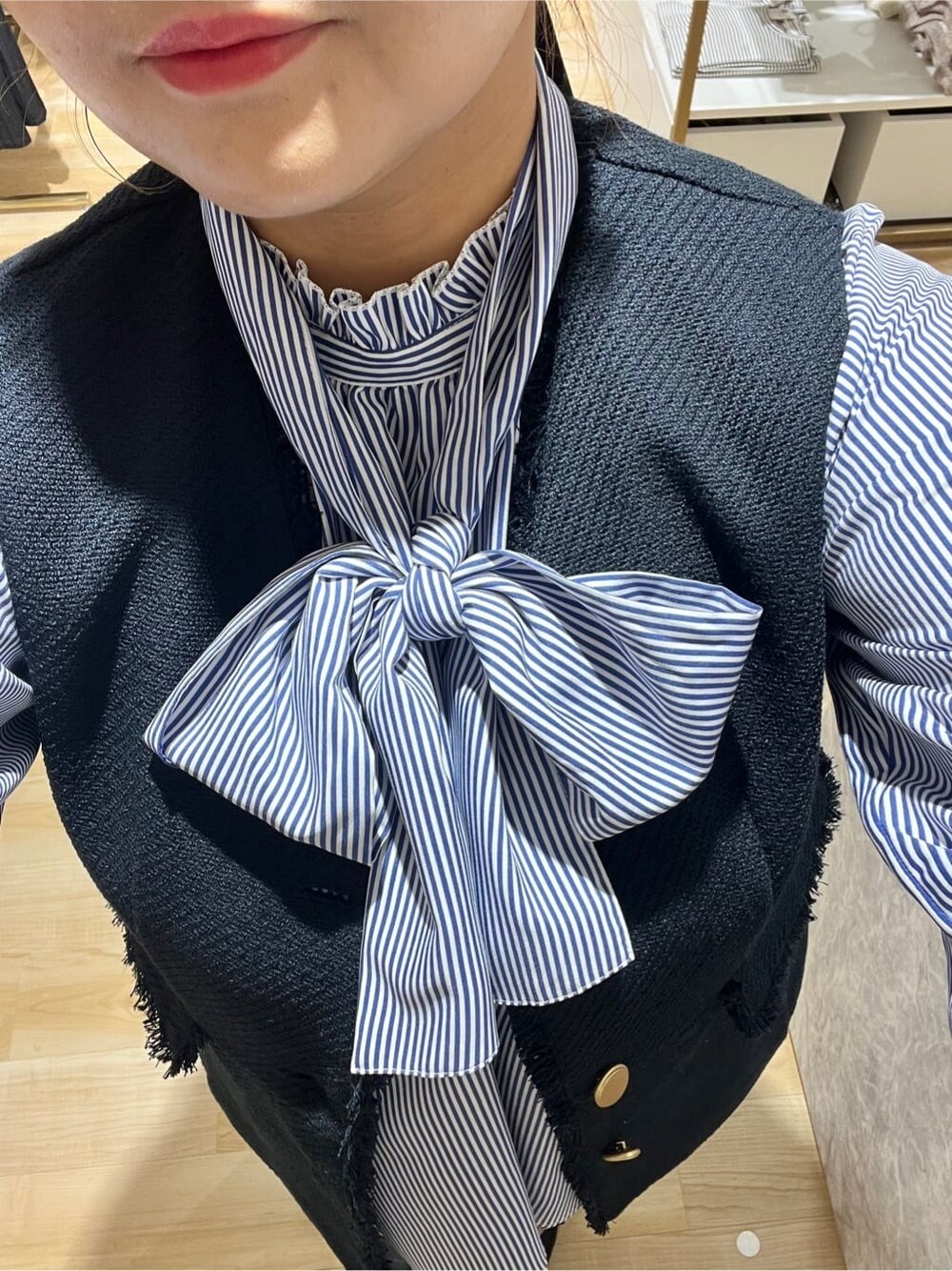 ブルー系のベスト、ブルー系のシャツ/ブラウス、ブルー系のその他パンツを着用したレディースの冬コーディネートの4枚目の写真