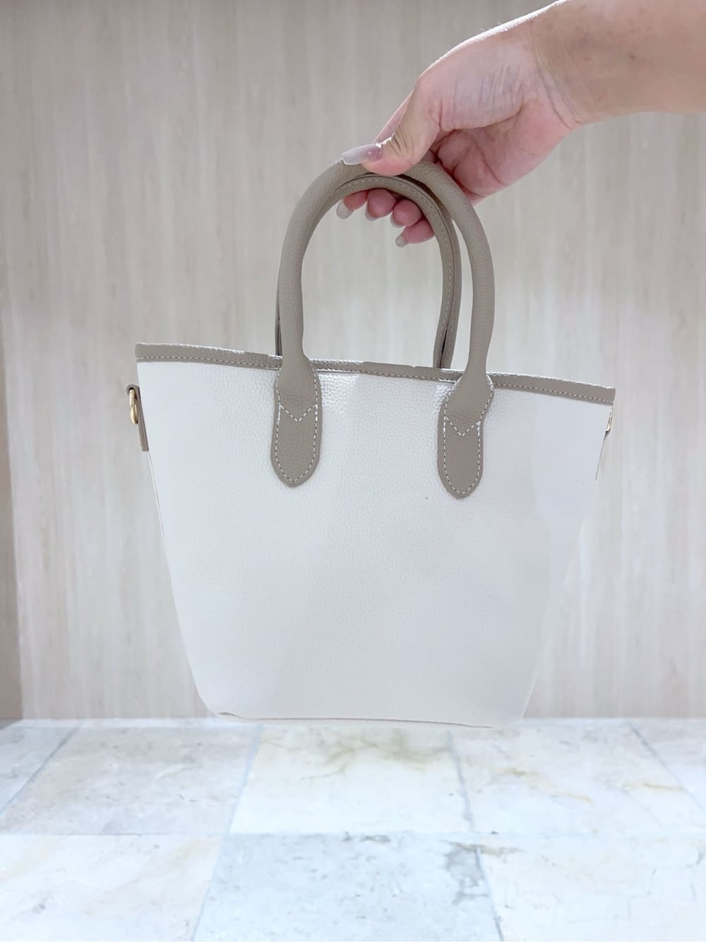 ホワイト系のシャツ/ブラウス、ブルー系のニット/セーター、ホワイト系のタンクトップを着用したレディースの春コーディネートの5枚目の写真