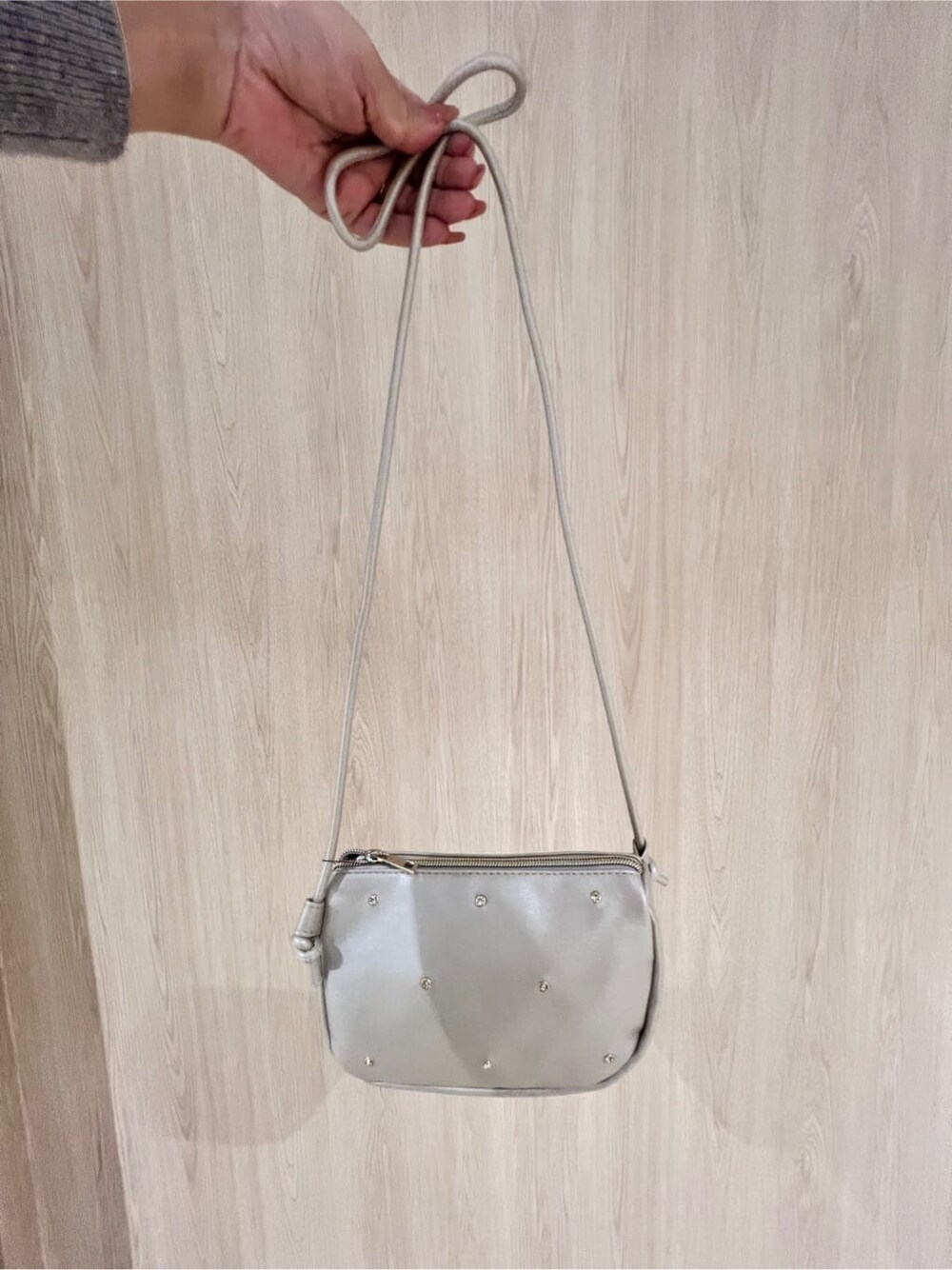 ブルー系のデニムジャケット、グレー系のニット/セーター、ピンク系のシャツ/ブラウスを着用したレディースの冬コーディネートの5枚目の写真