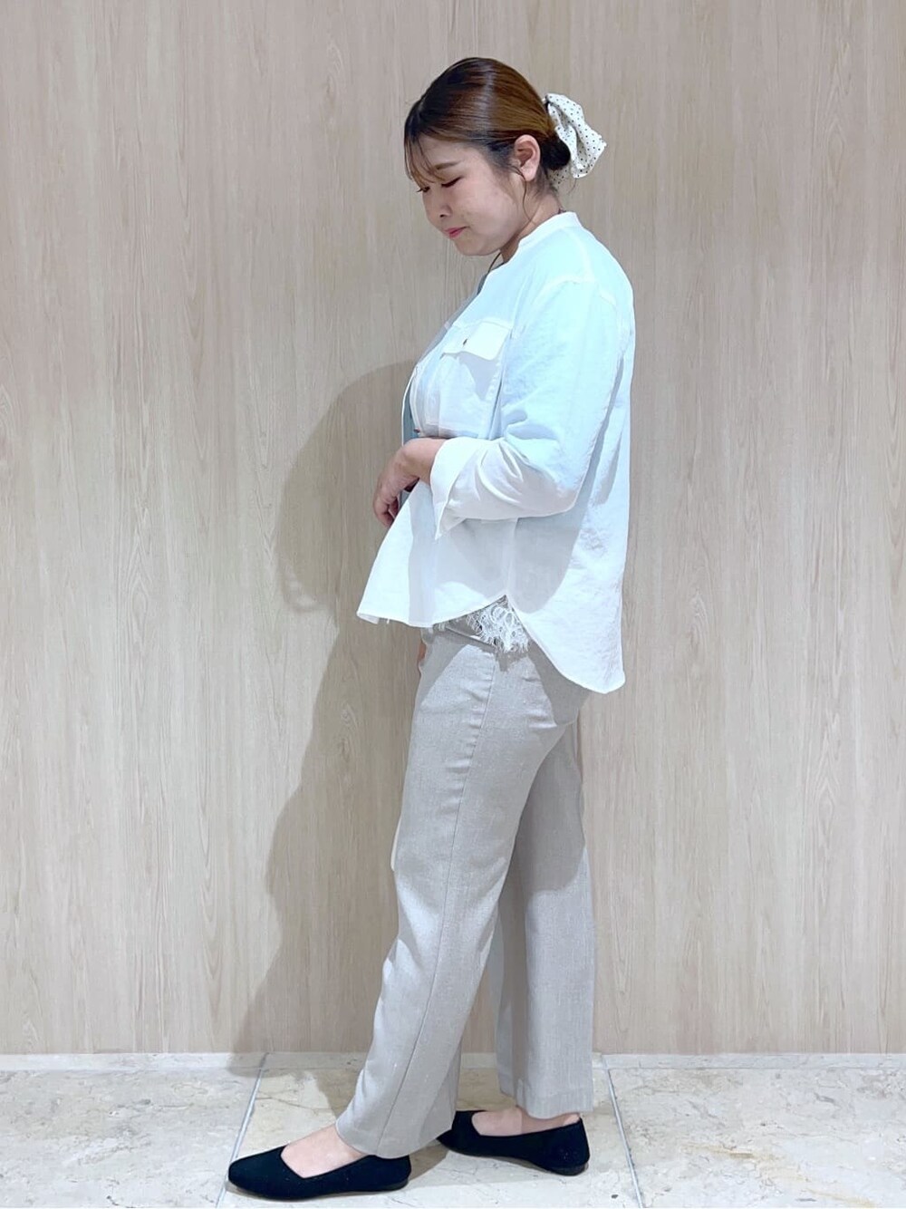 ホワイト系のシャツ/ブラウス、ブルー系のニット/セーター、ホワイト系のタンクトップを着用したレディースの春コーディネートの2枚目の写真