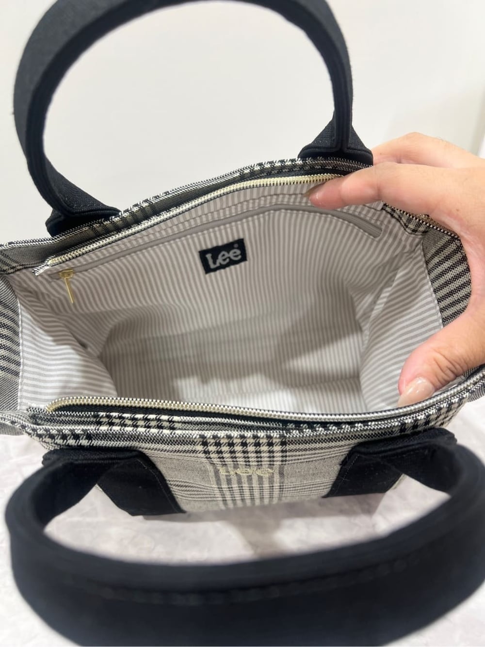 ブルー系のセットアップ、ベージュ系のトートバッグ、シルバー系のその他シューズを着用したレディースの秋コーディネートの5枚目の写真