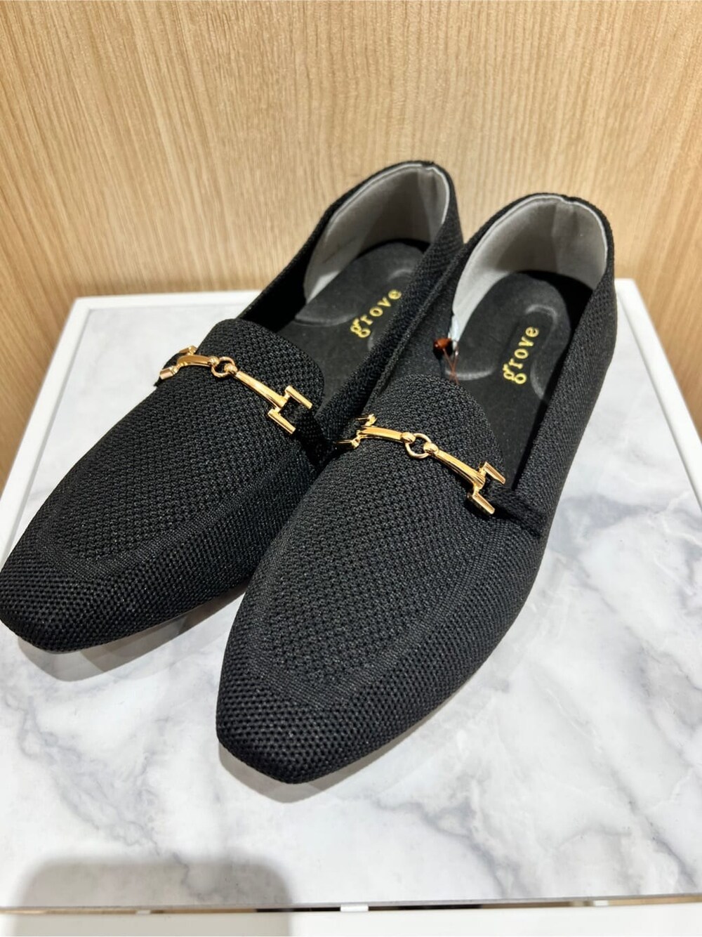 ベージュ系のその他アウター、ブルー系のカーディガン/ボレロ、グレー系のその他パンツを着用したレディースの冬コーディネートの5枚目の写真