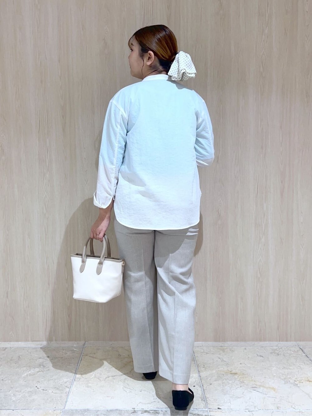 ホワイト系のシャツ/ブラウス、ブルー系のニット/セーター、ホワイト系のタンクトップを着用したレディースの春コーディネートの3枚目の写真