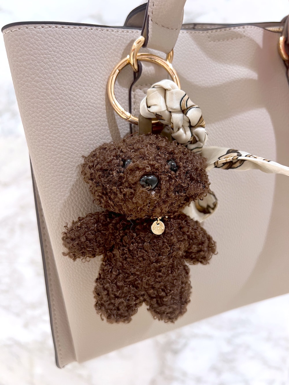 ホワイト系のカーディガン/ボレロ、ホワイト系のタンクトップ、ブラウン系のその他パンツを着用したレディースの夏コーディネートの5枚目の写真