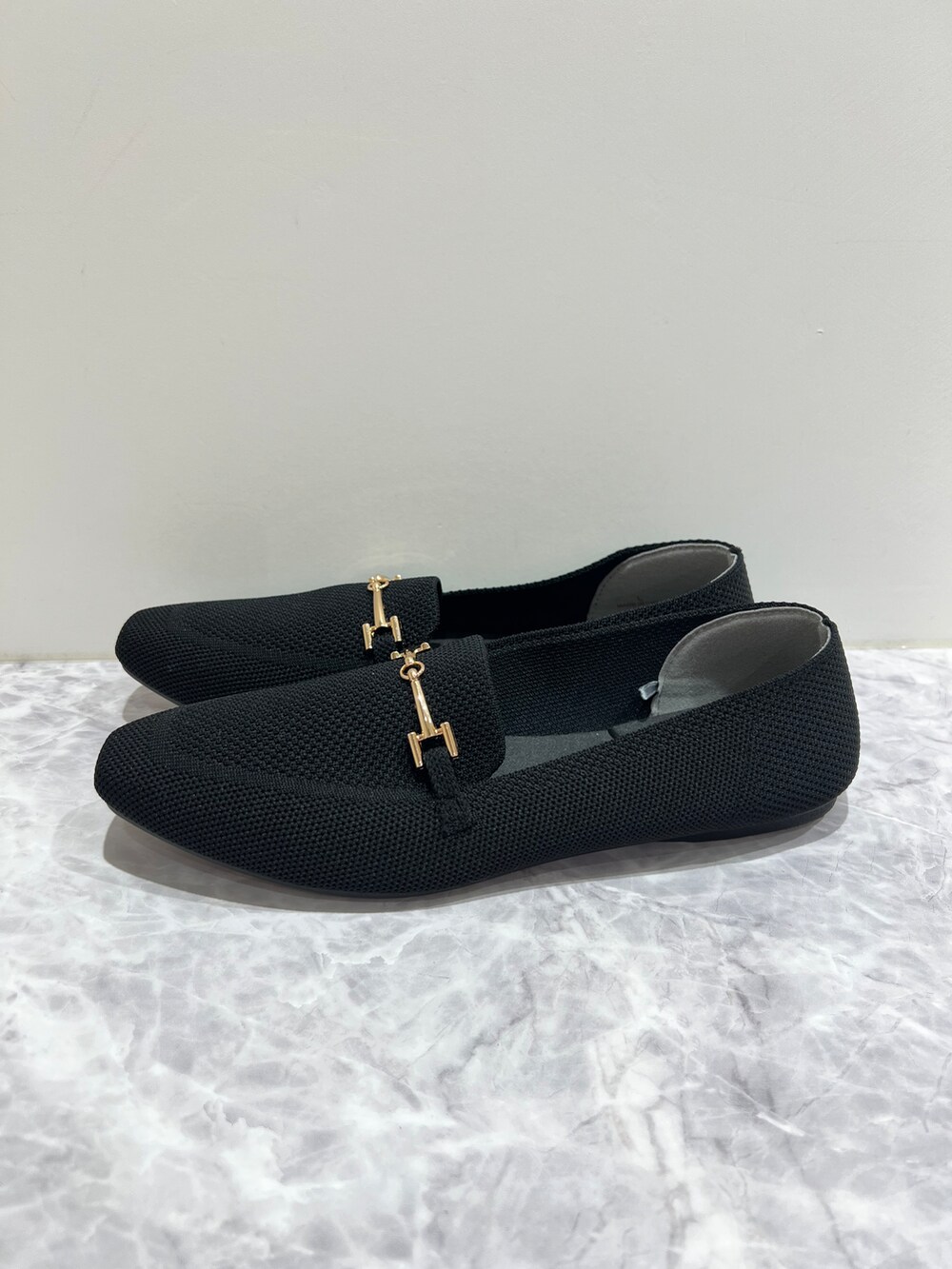 ブラック系のシャツ/ブラウス、ブラウン系のその他パンツ、ホワイト系のトートバッグを着用したレディースの夏コーディネートの7枚目の写真