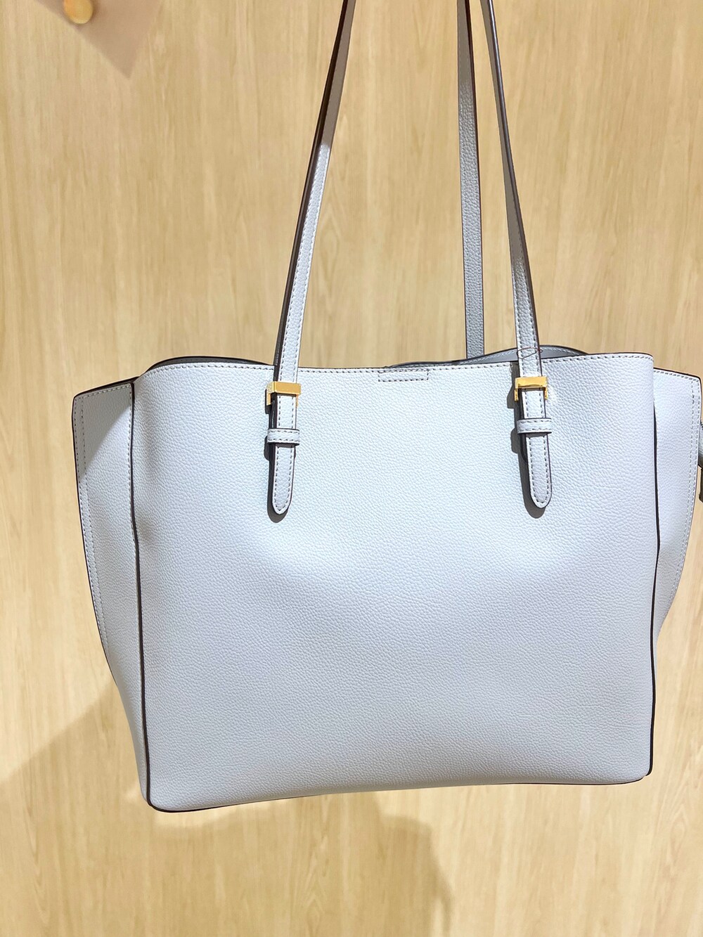 ブルー系のシャツ/ブラウス、グレー系のその他パンツ、ブルー系のトートバッグを着用したレディースの春コーディネートの5枚目の写真