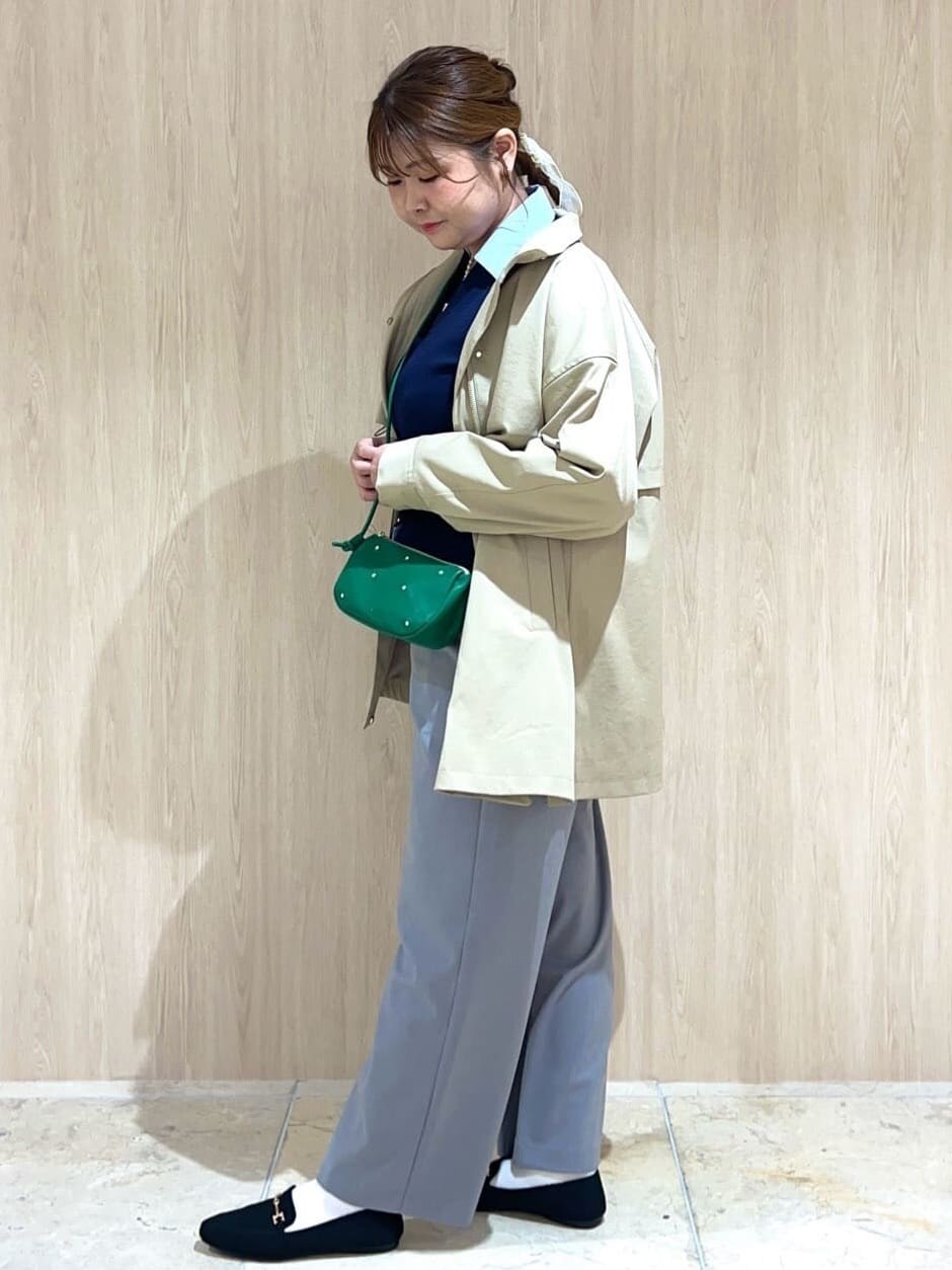 ベージュ系のその他アウター、ブルー系のカーディガン/ボレロ、グレー系のその他パンツを着用したレディースの冬コーディネートの2枚目の写真