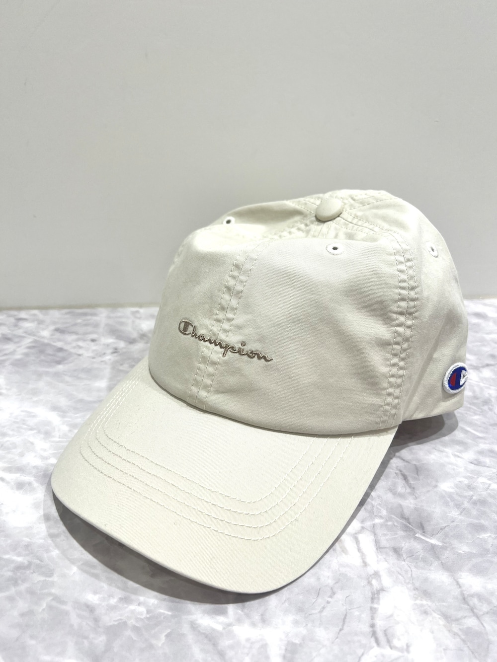 グレー系のトートバッグ、ホワイト系のブルゾン、ベージュ系のTシャツ/カットソーを着用したレディースの春コーディネートの5枚目の写真
