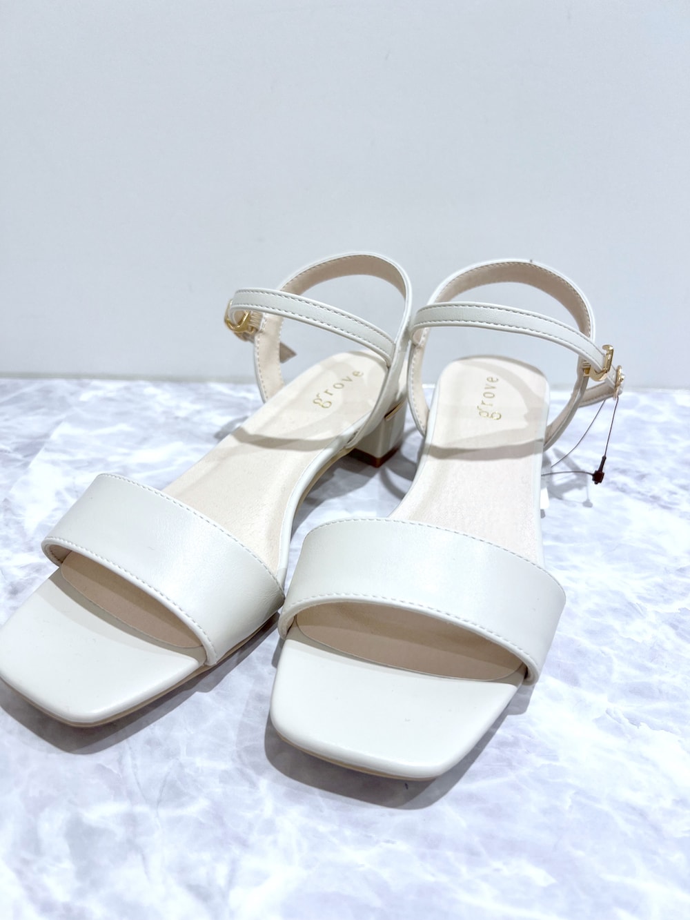 ブルー系のニット/セーター、ベージュ系のその他パンツ、ベージュ系のトートバッグを着用したレディースの夏コーディネートの5枚目の写真