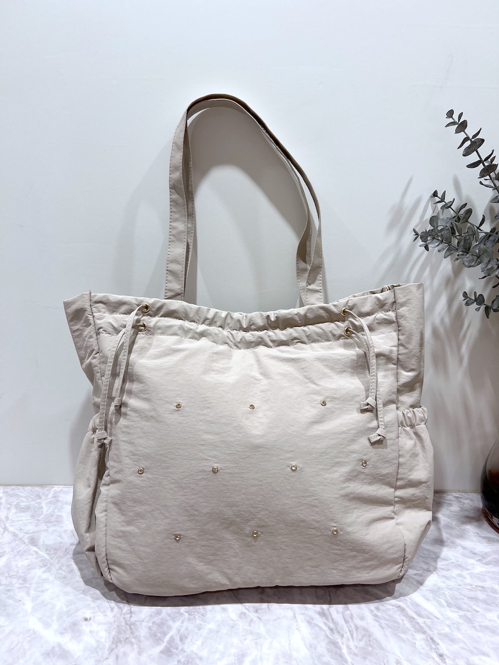 ホワイト系のシャツ/ブラウス、ホワイト系のタンクトップ、ベージュ系のその他パンツを着用したレディースの夏コーディネートの6枚目の写真