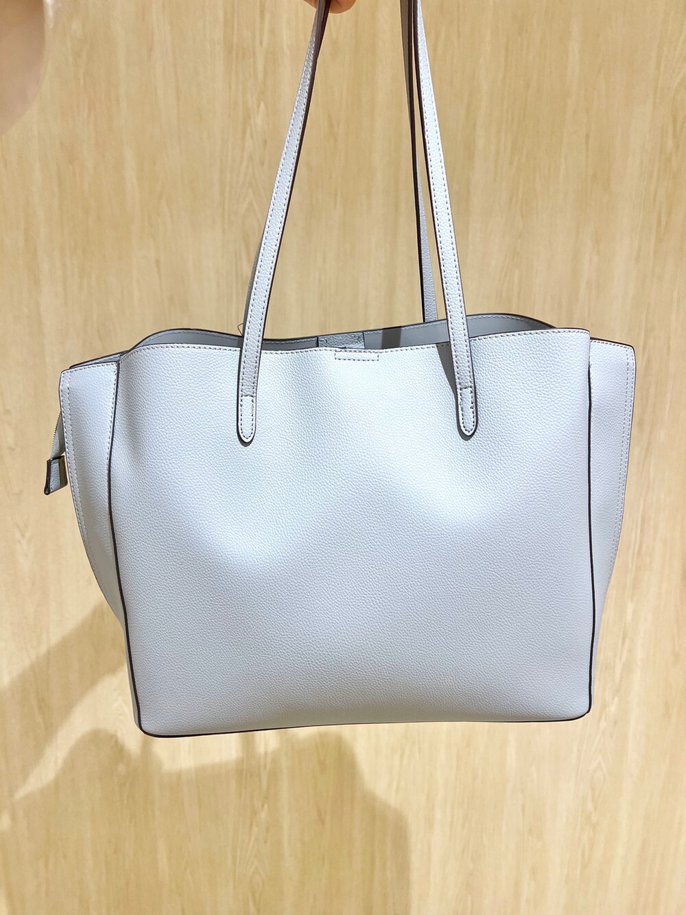 ブルー系のシャツ/ブラウス、グレー系のその他パンツ、ブルー系のトートバッグを着用したレディースの春コーディネートの6枚目の写真