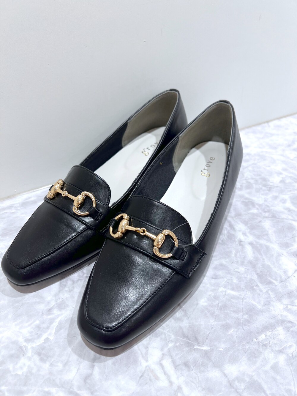 ブラック系のニット/セーター、ブラウン系のその他パンツ、ブラック系のパンプスを着用したレディースの秋コーディネートの7枚目の写真