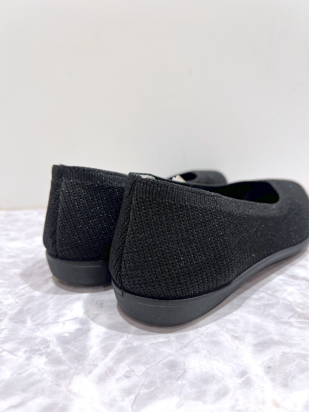 ブラウン系のニット/セーター、グレー系のその他パンツ、ブラウン系のトートバッグを着用したレディースの秋コーディネートの8枚目の写真