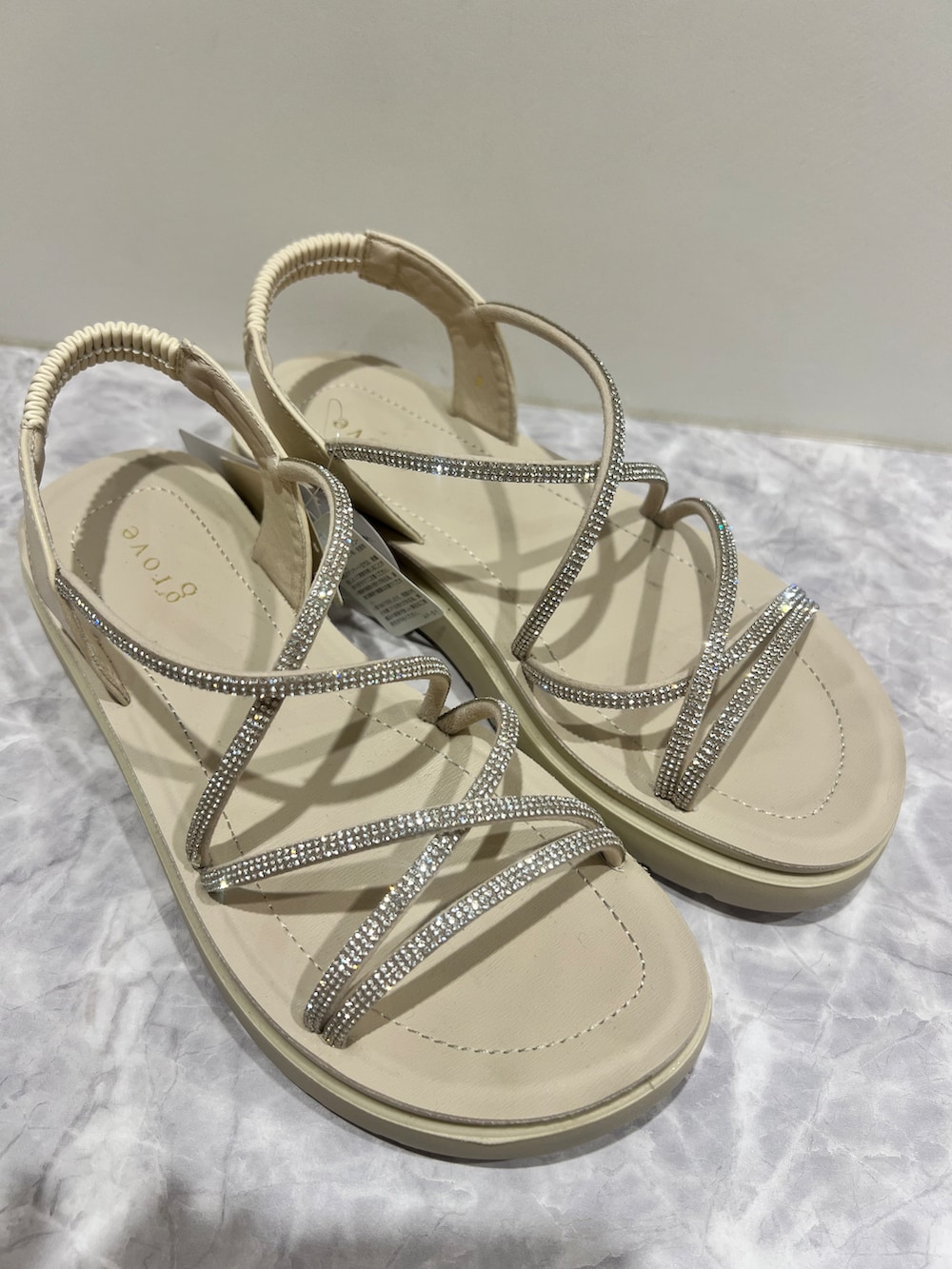 ベージュ系のショルダーバッグ、ホワイト系のデニムパンツ、ホワイト系のタンクトップを着用したレディースの春コーディネートの4枚目の写真