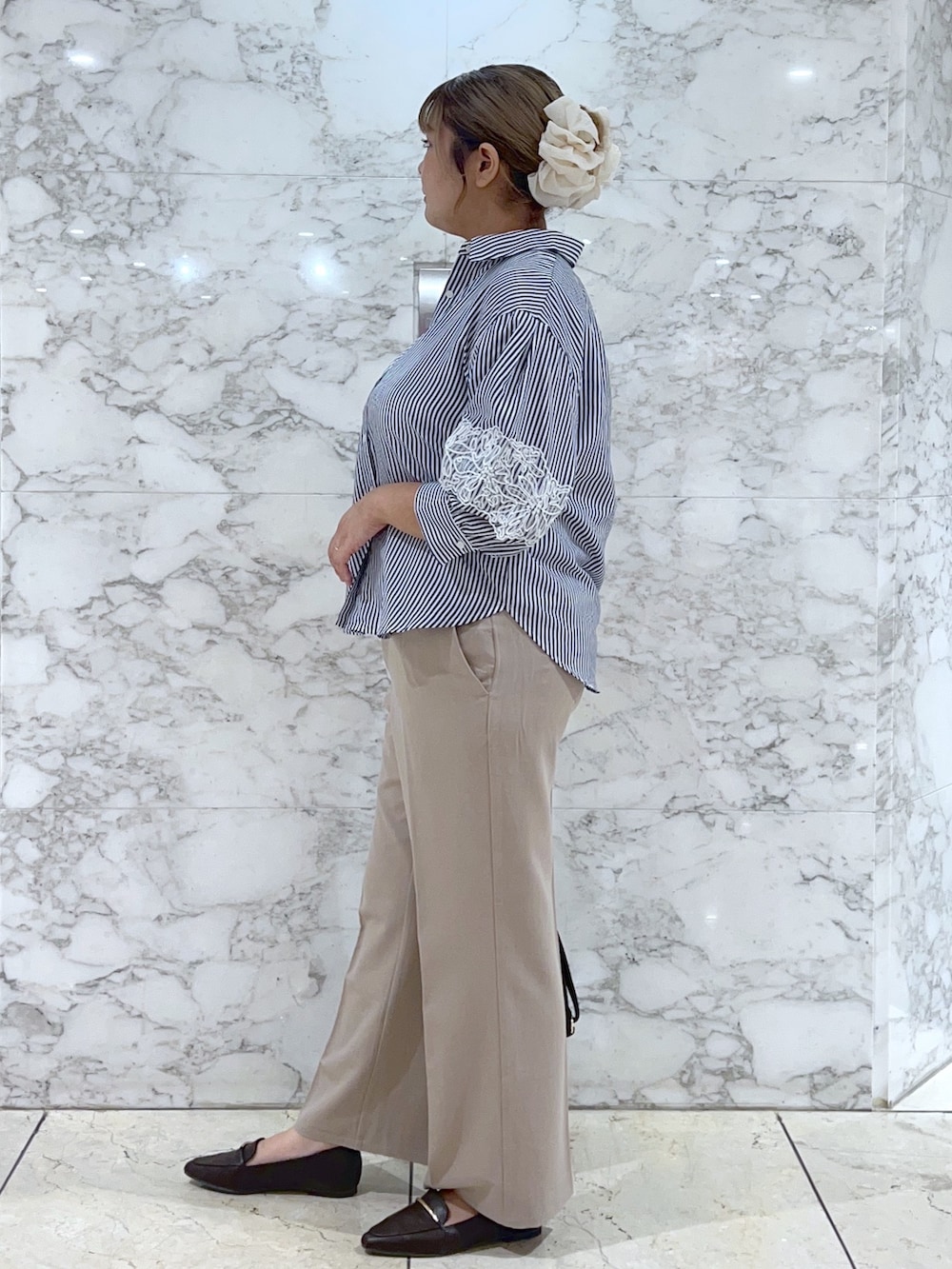 ブルー系のシャツ/ブラウス、ベージュ系のその他パンツ、ブラウン系のショルダーバッグを着用したレディースの夏コーディネートの2枚目の写真