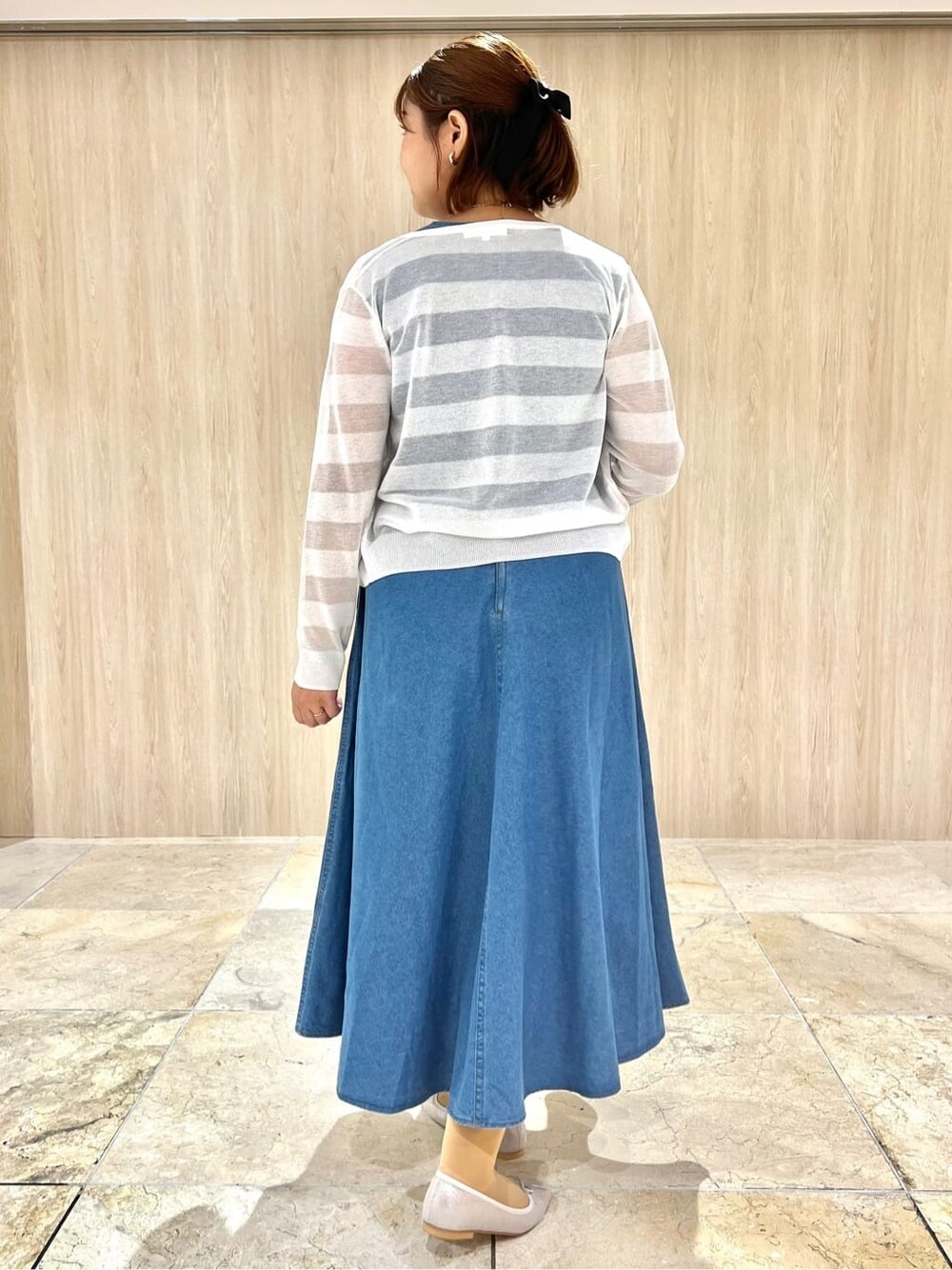 ホワイト系のカーディガン/ボレロ、シルバー系のその他シューズを着用したレディースの夏コーディネートの3枚目の写真
