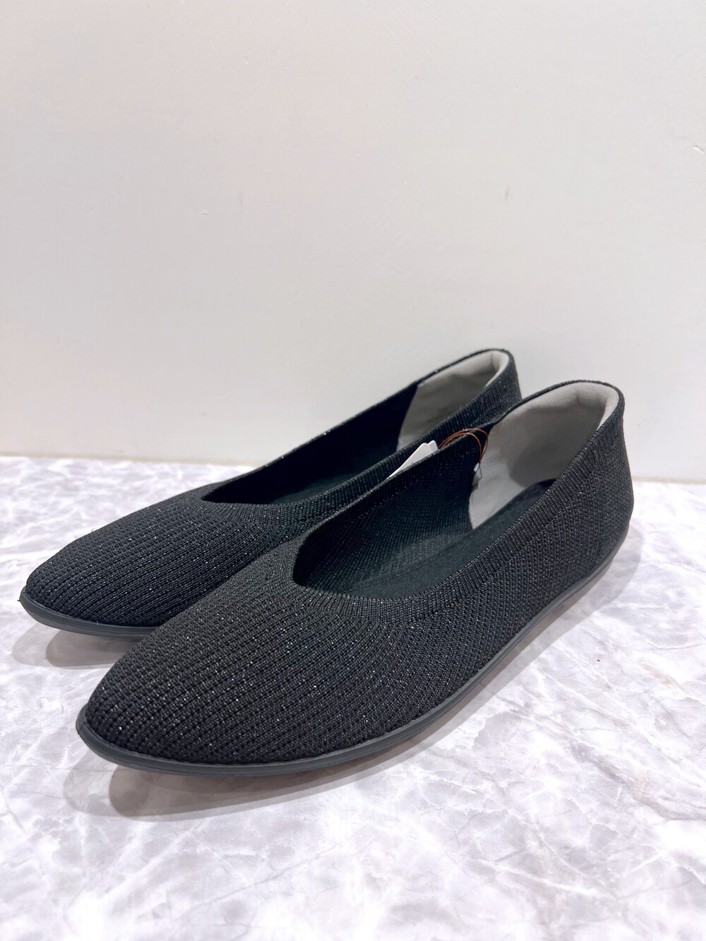 ブラウン系のニット/セーター、グレー系のその他パンツ、ブラウン系のトートバッグを着用したレディースの秋コーディネートの7枚目の写真