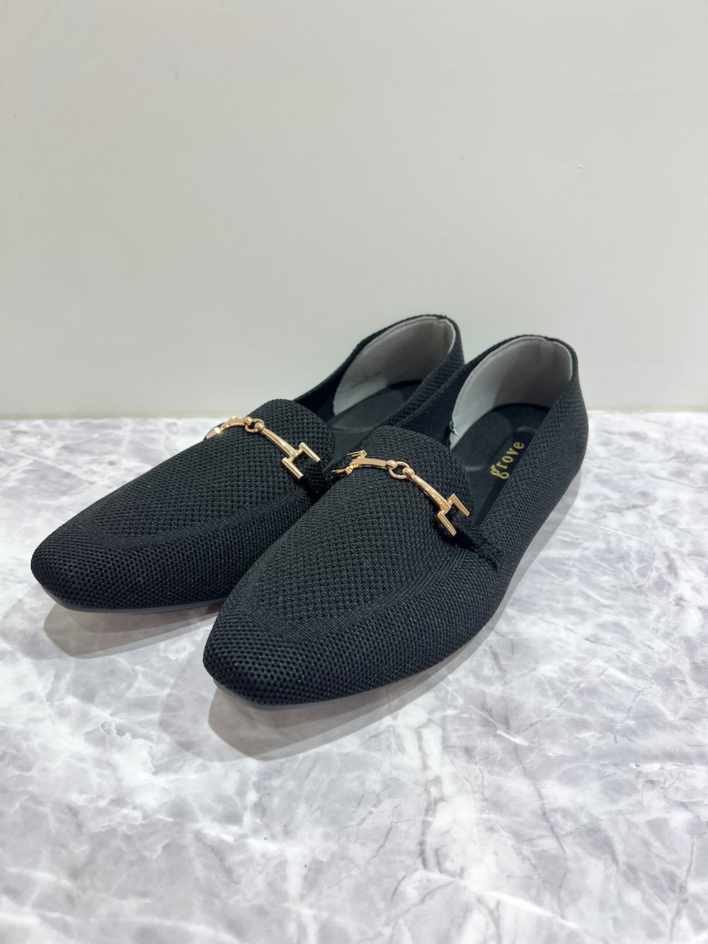 ブラック系のシャツ/ブラウス、ブラウン系のその他パンツ、ホワイト系のトートバッグを着用したレディースの夏コーディネートの6枚目の写真