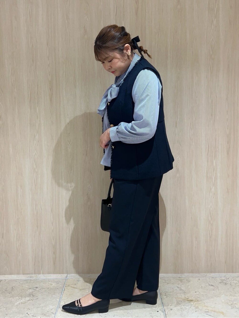 ブルー系のベスト、ブルー系のシャツ/ブラウス、ブルー系のその他パンツを着用したレディースの冬コーディネートの2枚目の写真