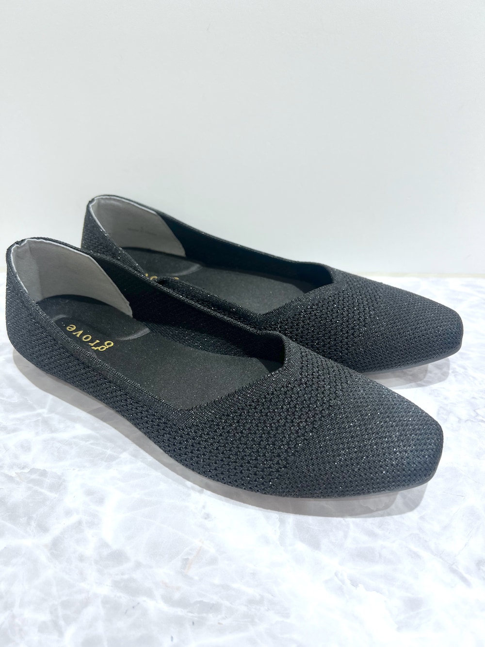 ブルー系のトートバッグ、ブラック系のパンプス、グレー系のその他パンツを着用したレディースの春コーディネートの9枚目の写真
