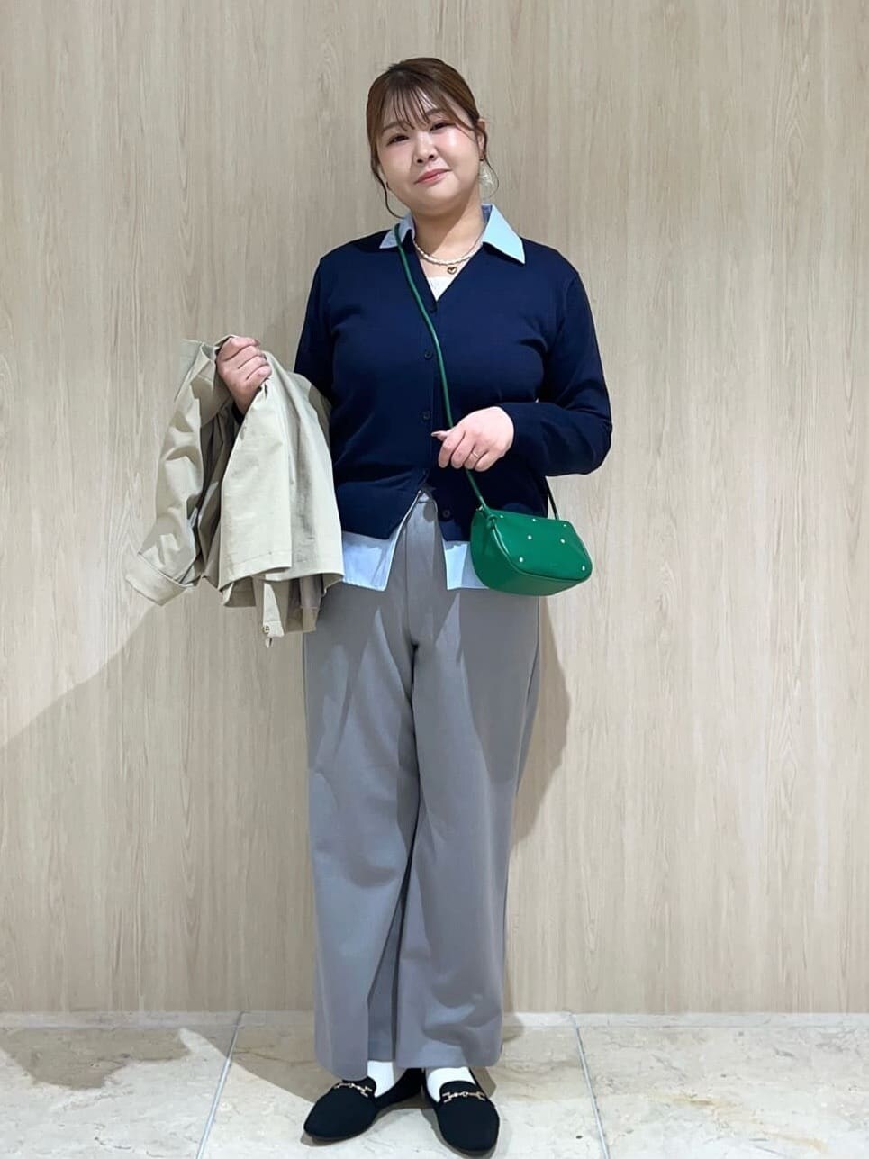 ベージュ系のその他アウター、ブルー系のカーディガン/ボレロ、グレー系のその他パンツを着用したレディースの冬コーディネートの4枚目の写真