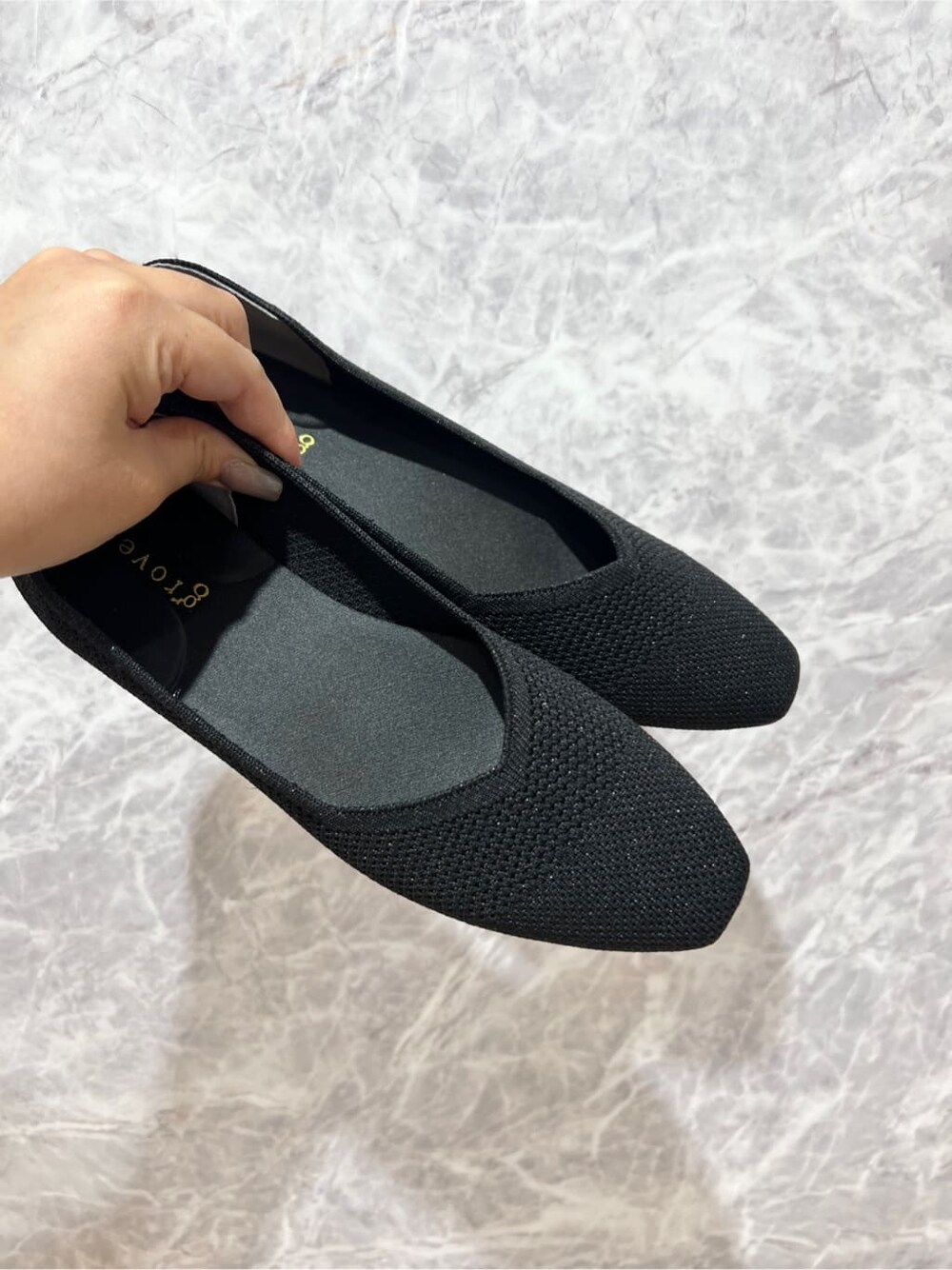 ホワイト系のシャツ/ブラウス、ブルー系のニット/セーター、ホワイト系のタンクトップを着用したレディースの春コーディネートの6枚目の写真