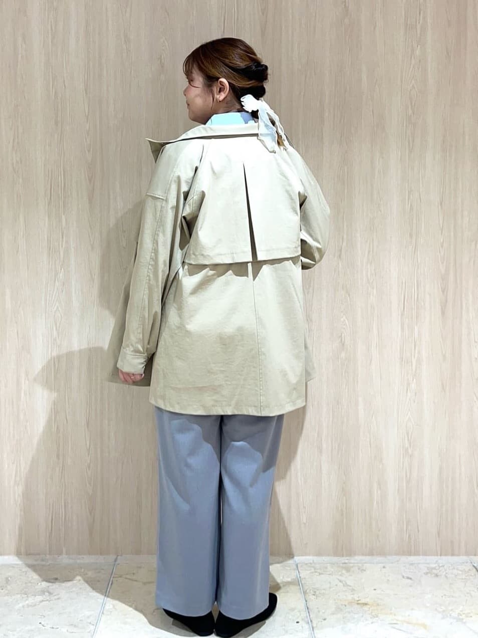 ベージュ系のその他アウター、ブルー系のカーディガン/ボレロ、グレー系のその他パンツを着用したレディースの冬コーディネートの3枚目の写真
