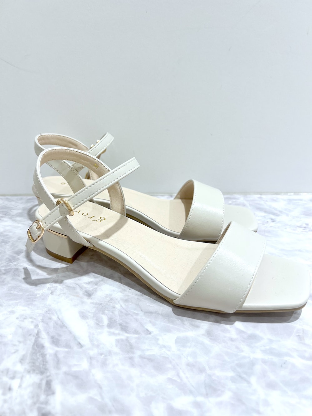 ブルー系のニット/セーター、ベージュ系のその他パンツ、ベージュ系のトートバッグを着用したレディースの夏コーディネートの6枚目の写真