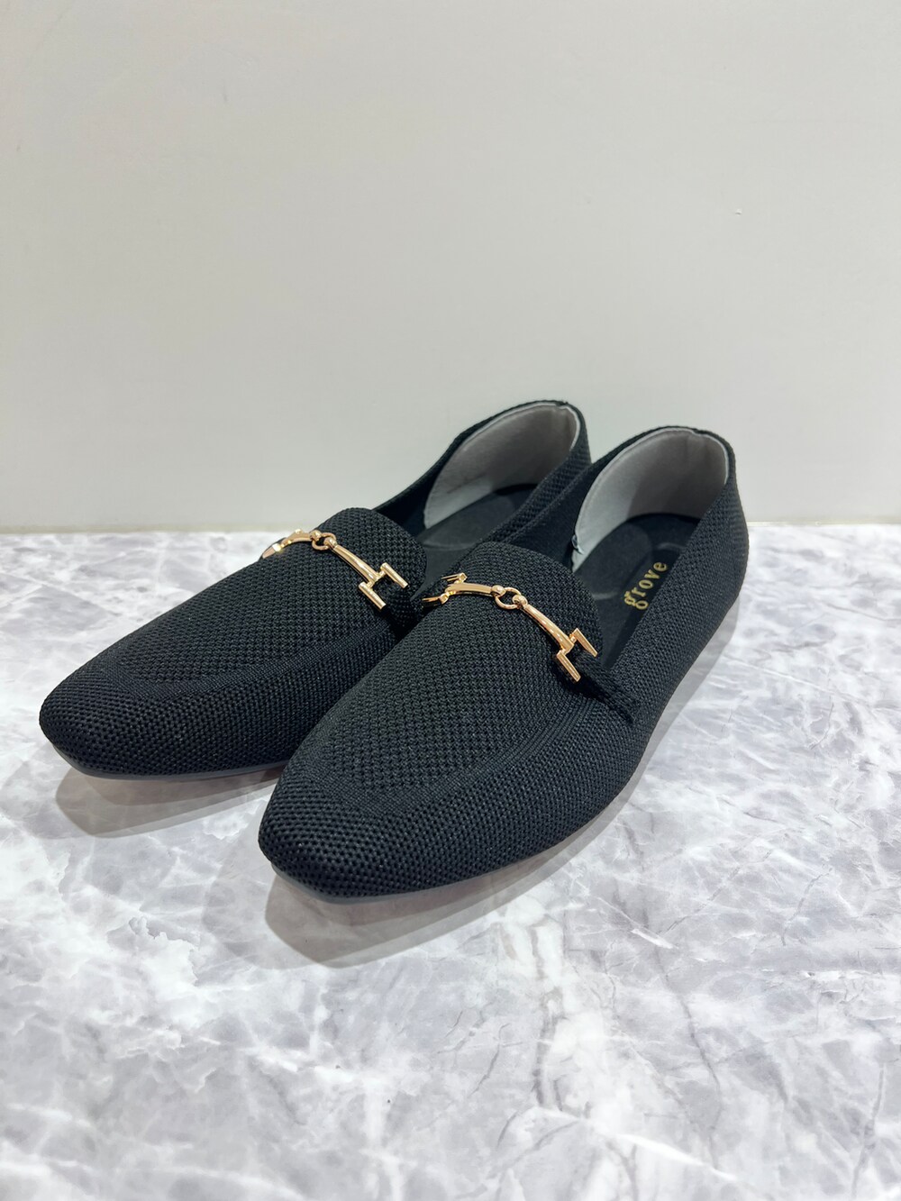 ホワイト系のシャツ/ブラウス、イエロー系のその他パンツ、ベージュ系のトートバッグを着用したレディースの夏コーディネートの7枚目の写真