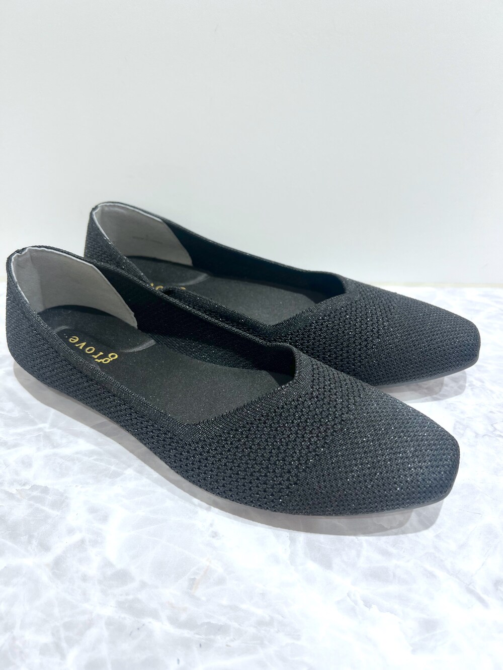 ブルー系のシャツ/ブラウス、グレー系のその他パンツ、ブルー系のトートバッグを着用したレディースの春コーディネートの9枚目の写真