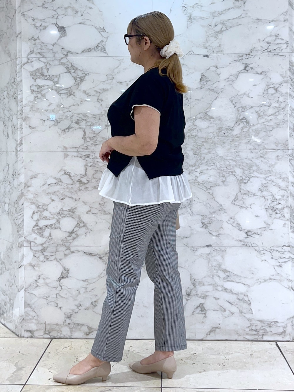 ブラック系のニット/セーター、ブラック系のその他パンツ、ベージュ系のトートバッグを着用したレディースの夏コーディネートの2枚目の写真