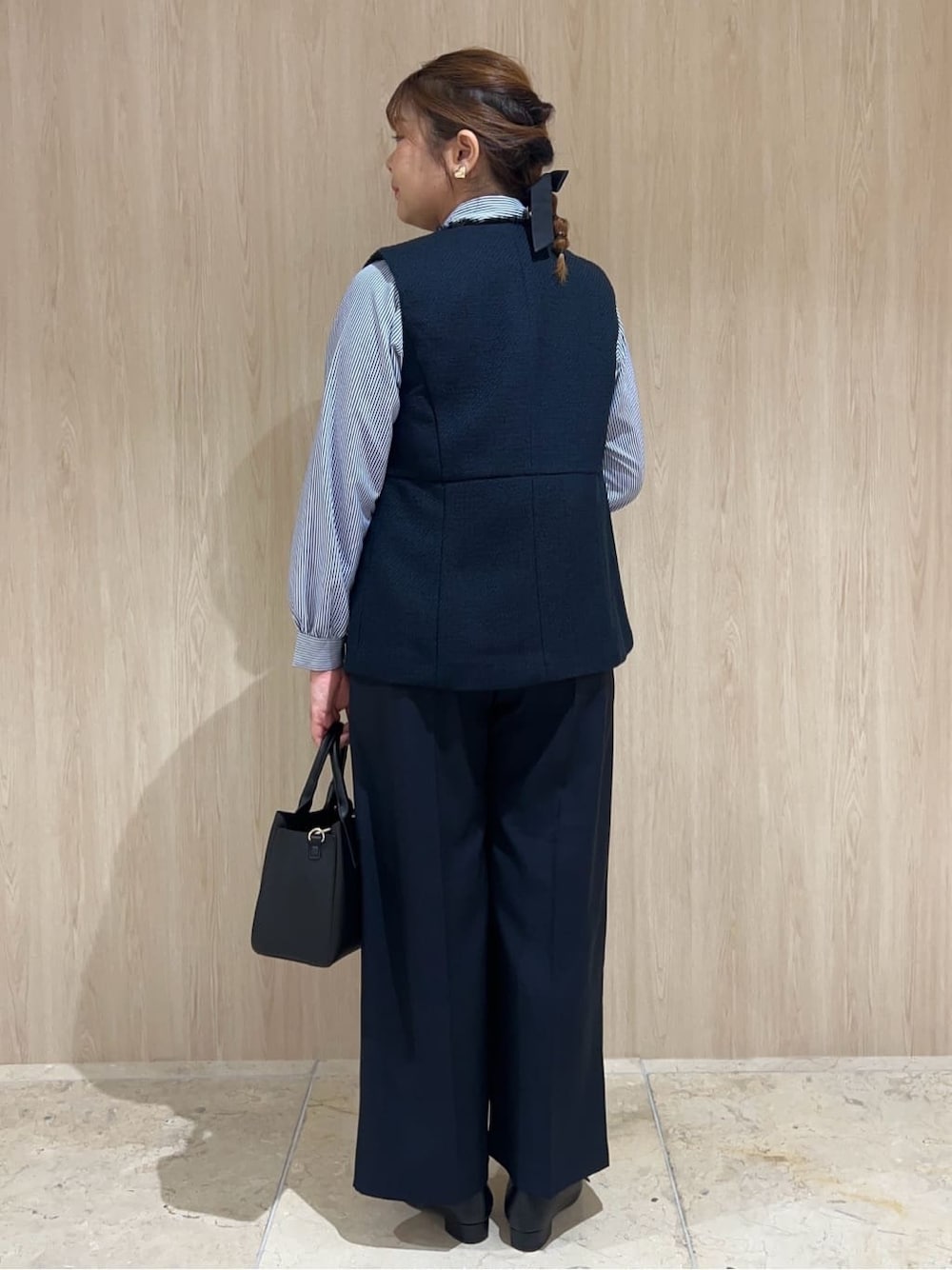 ブルー系のベスト、ブルー系のシャツ/ブラウス、ブルー系のその他パンツを着用したレディースの冬コーディネートの3枚目の写真