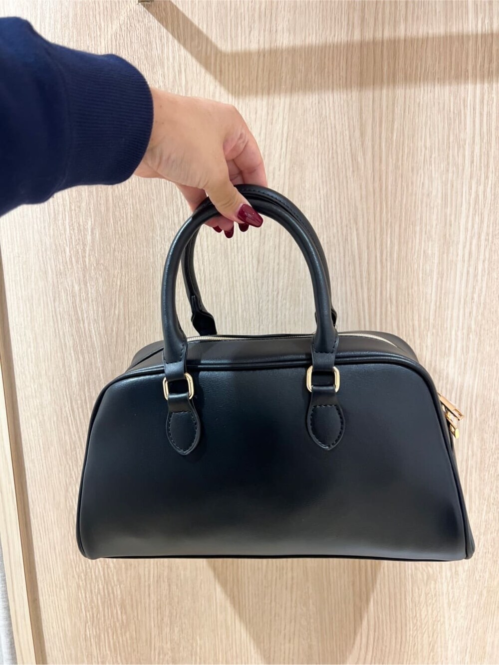 ブルー系のスウェット、ブルー系のシャツ/ブラウス、グリーン系のその他パンツを着用したレディースの冬コーディネートの4枚目の写真