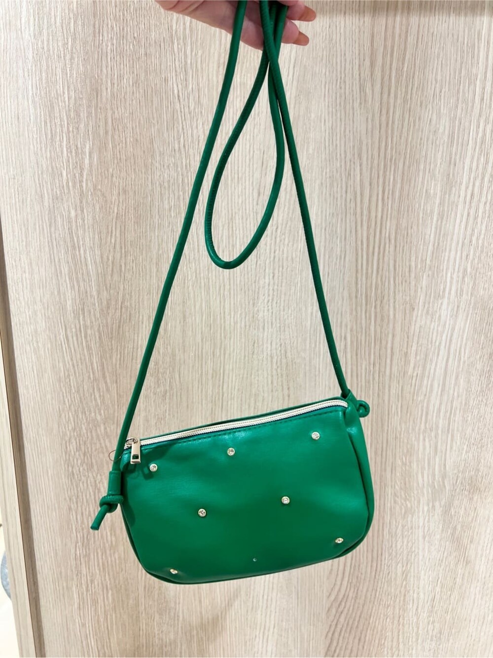 ベージュ系のその他アウター、ブルー系のカーディガン/ボレロ、グレー系のその他パンツを着用したレディースの冬コーディネートの6枚目の写真