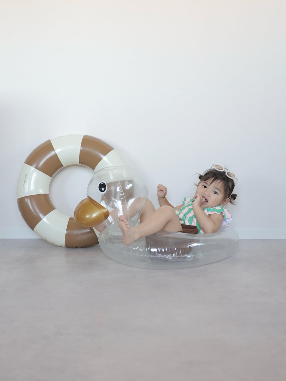 ホワイト系のサンダル、その他の水着、ホワイト系のスイムグッズを着用したキッズの夏コーディネートの5枚目の写真