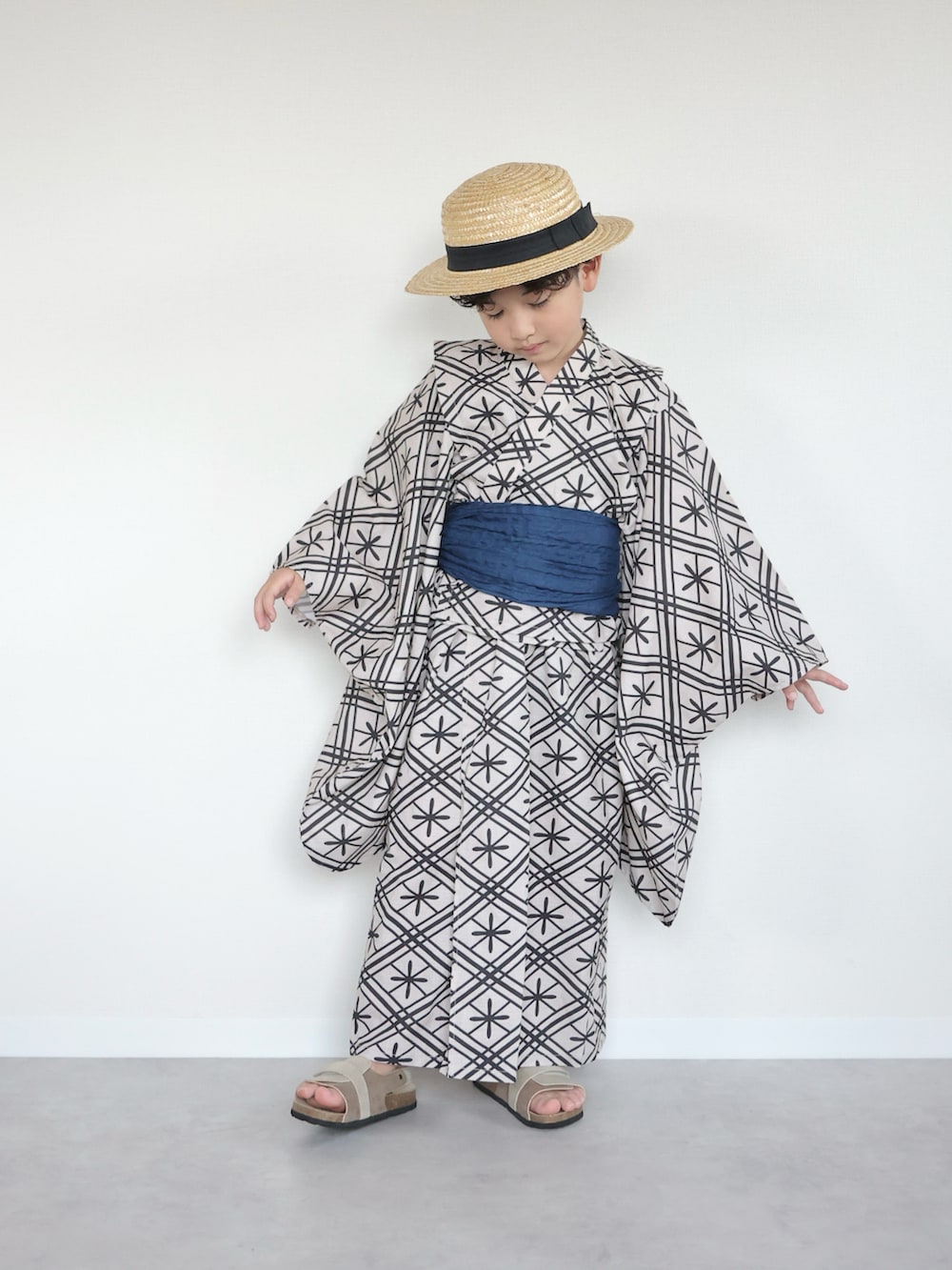 ベージュ系のサンダル、ベージュ系の浴衣、その他の帽子を着用したキッズの夏コーディネートの2枚目の写真
