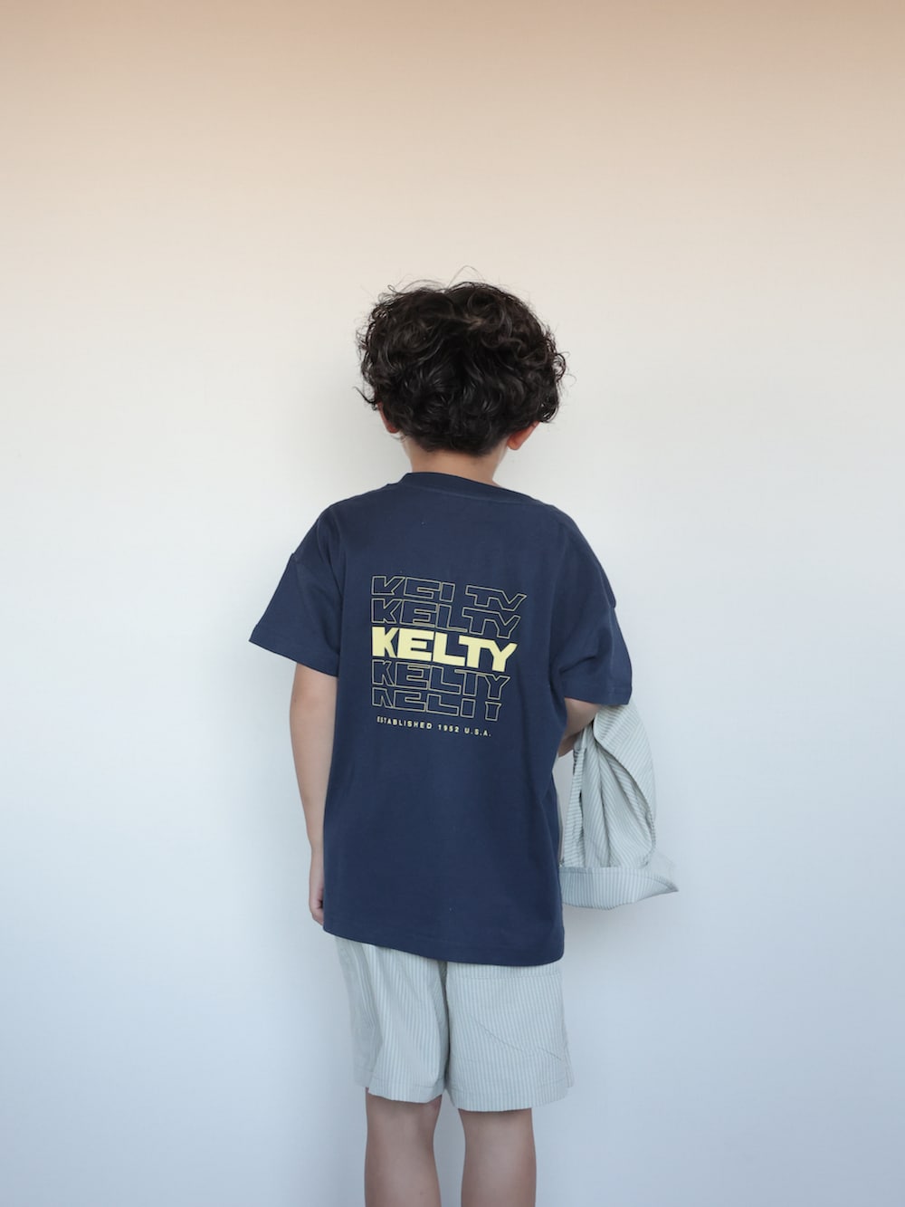 ブルー系のTシャツ/カットソー、グリーン系のセットアップ、ブルー系のスニーカーを着用したキッズの夏コーディネートの5枚目の写真