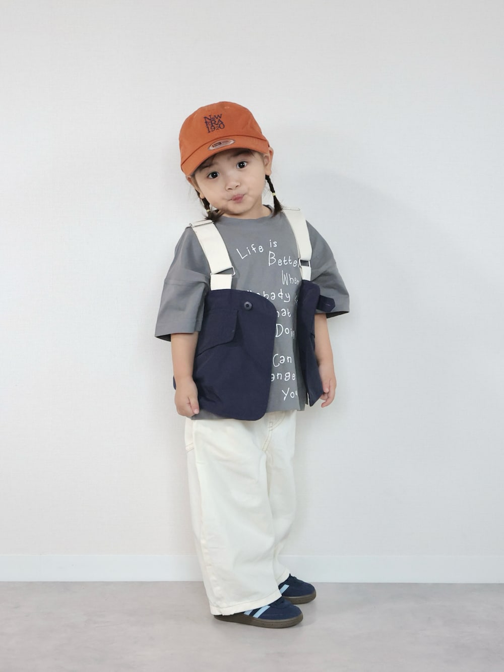 その他のTシャツ/カットソー、ホワイト系のパンツ、ブルー系のベストを着用したキッズの春コーディネートの4枚目の写真