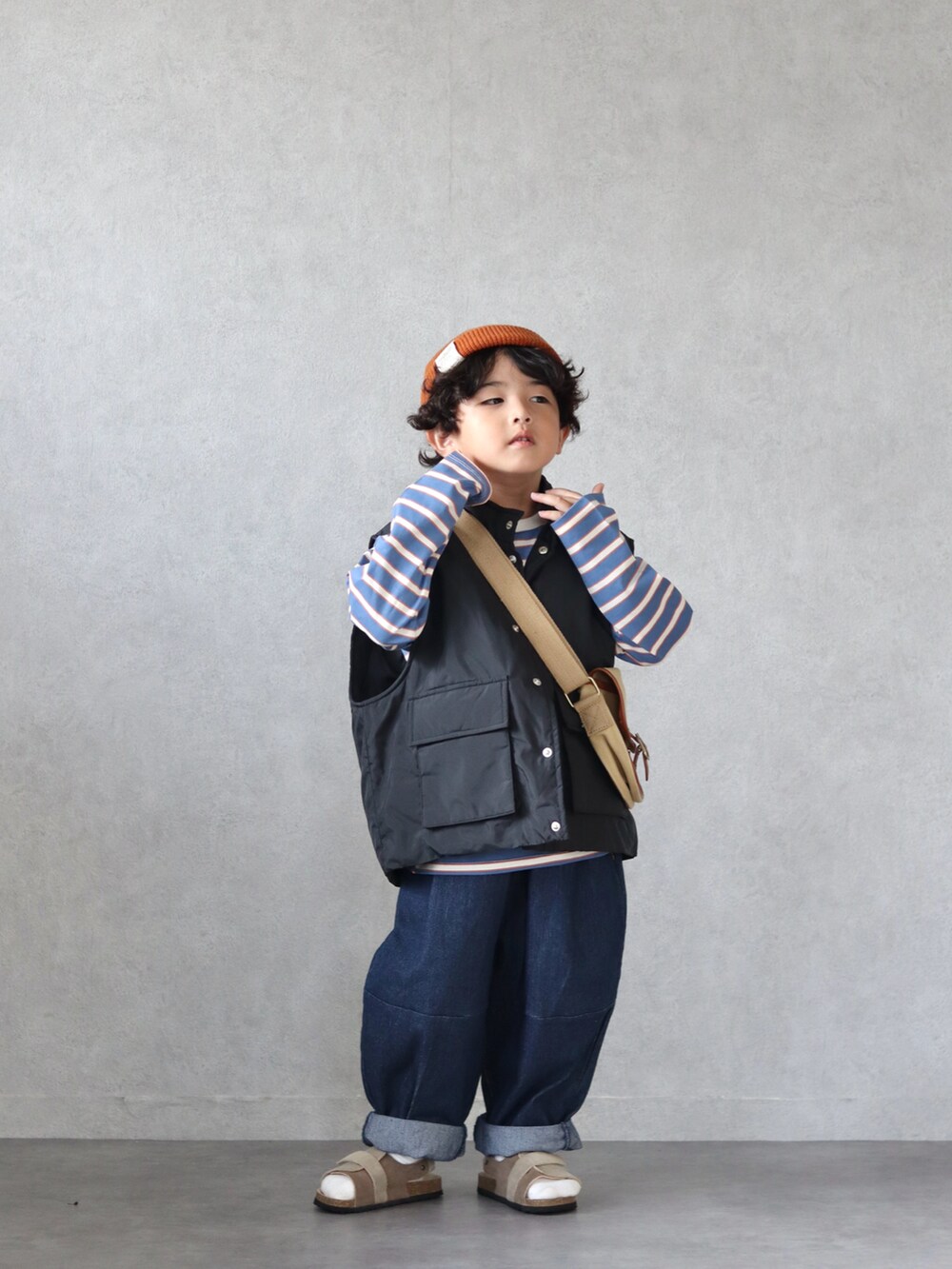 ブラック系のブルゾン、ブルー系のTシャツ/カットソー、ブルー系のその他パンツを着用したキッズの秋コーディネートの2枚目の写真