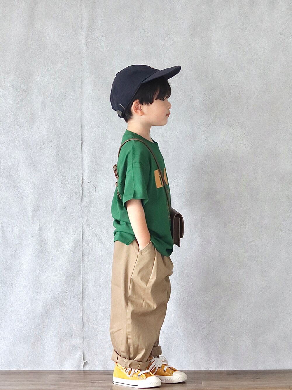 グリーン系のTシャツ/カットソー、ベージュ系のその他パンツ、イエロー系のスニーカーを着用したキッズの夏コーディネートの2枚目の写真