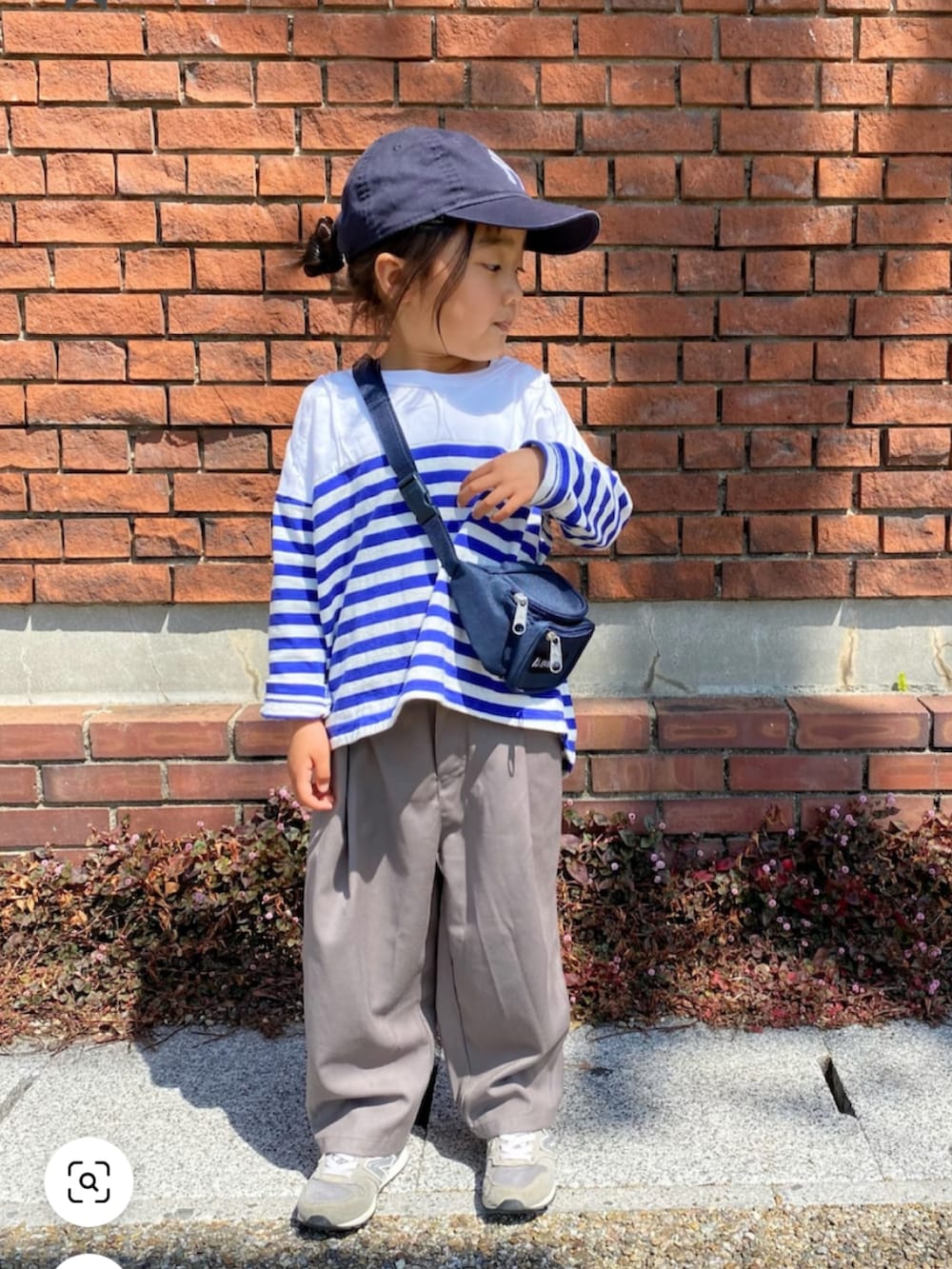 ブルー系のTシャツ/カットソー、グレー系のその他パンツ、ブラック系のボディバッグ/ウエストポーチを着用したキッズの夏コーディネートの2枚目の写真