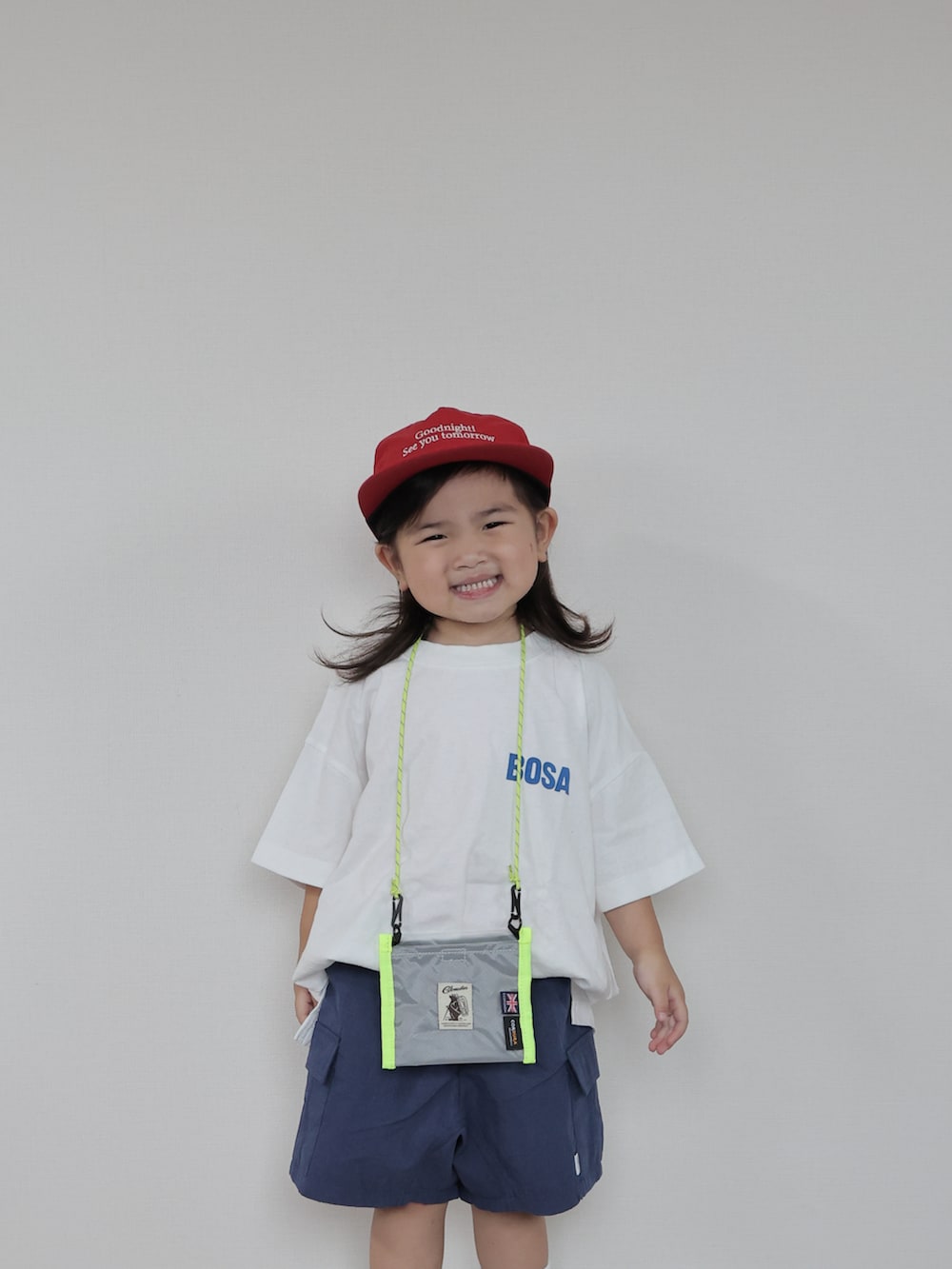 ホワイト系のTシャツ/カットソー、ブルー系のカーゴパンツ、ブラック系のスニーカーを着用したキッズの夏コーディネートの5枚目の写真