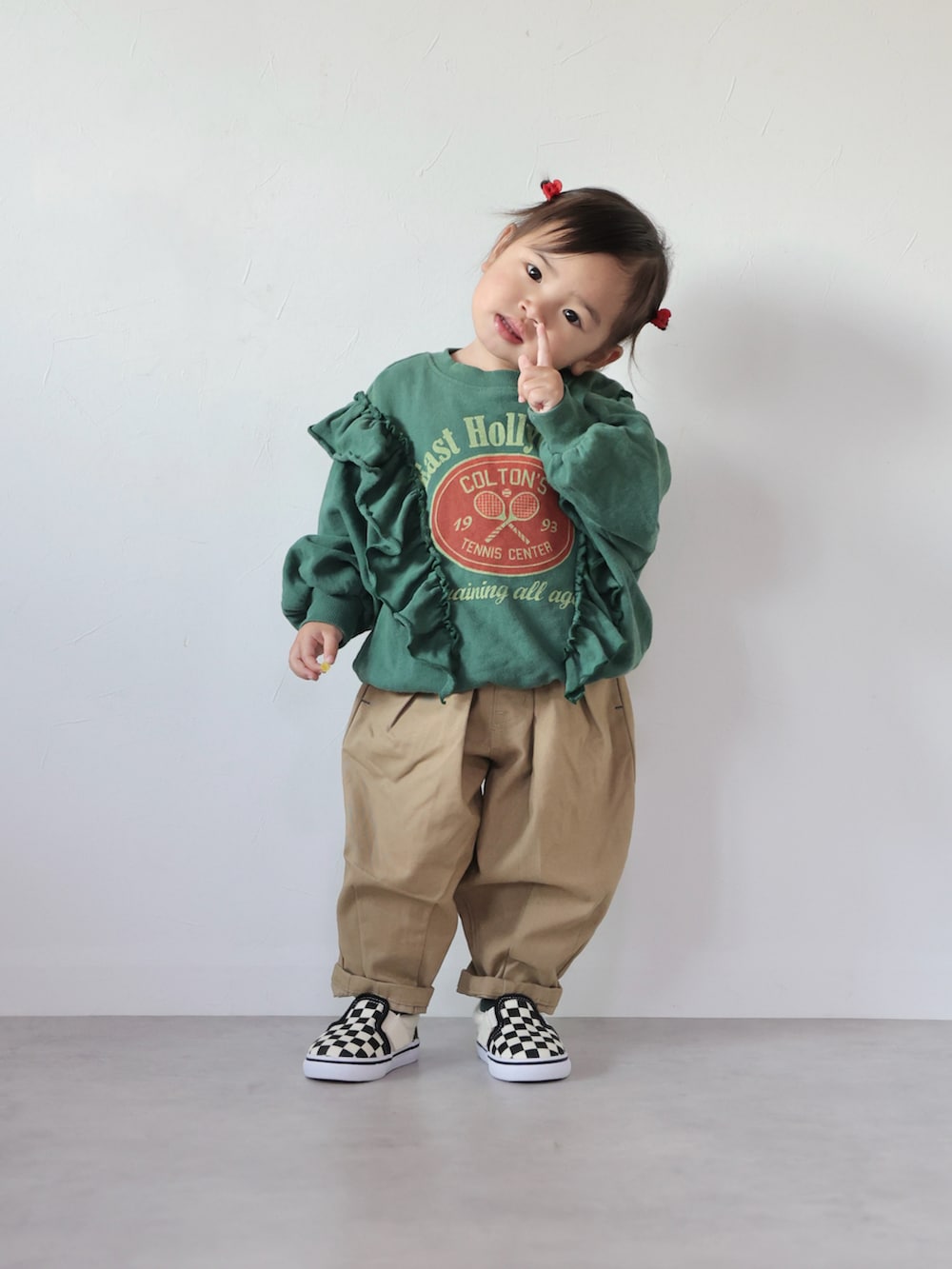 グリーン系のスウェット、ベージュ系のその他パンツ、ブラック系のスニーカーを着用したキッズの冬コーディネートの3枚目の写真